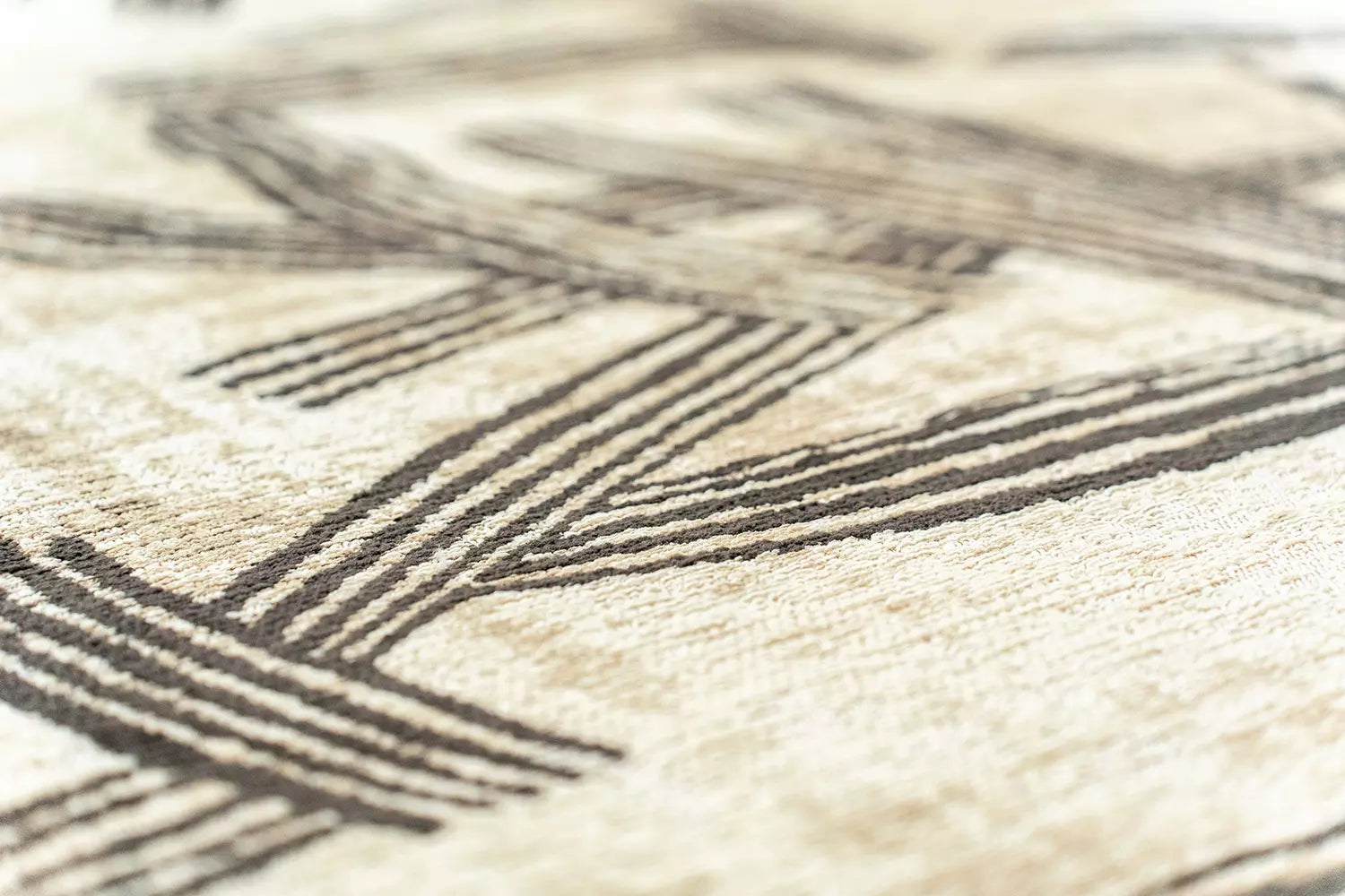 Ovaler Teppich KANJI beige mit Schwarz