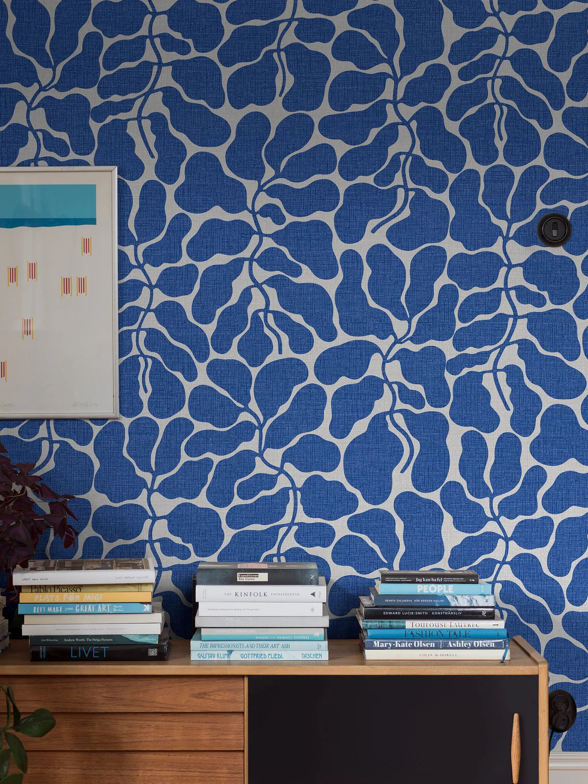 Tapeta flizelinowa papierowa z roślinnym wzorem MY SECRET GARDEN niebieski z białym