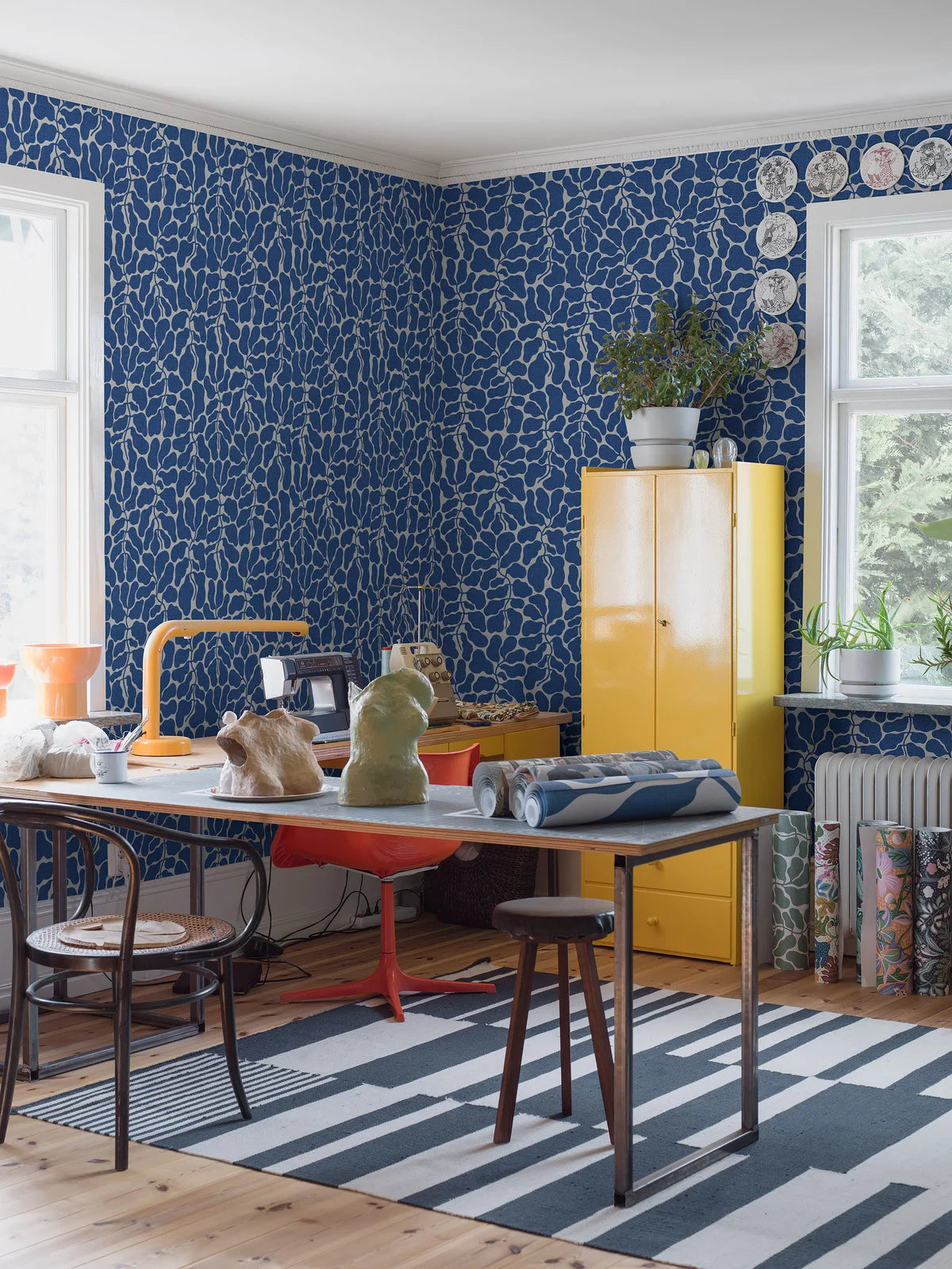 Tapeta flizelinowa papierowa z roślinnym wzorem MY SECRET GARDEN niebieski z białym