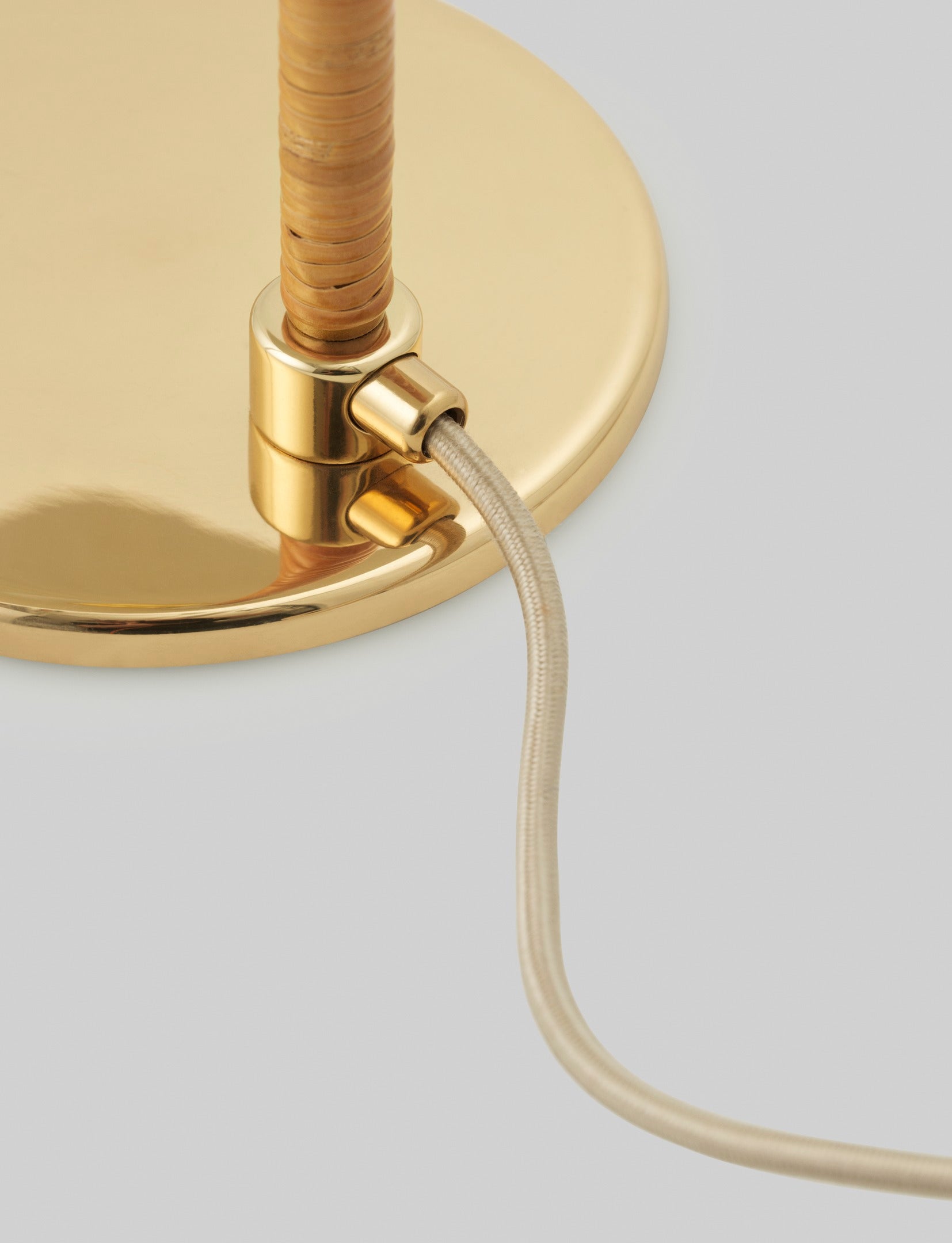 Stehlampe 9602 Messing mit einem Lampenschirm aus Rattan