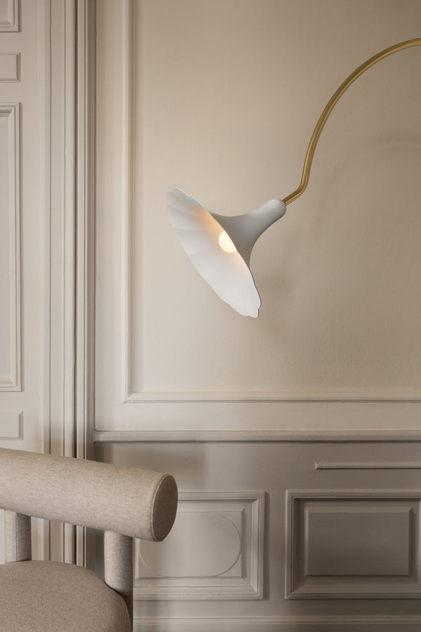 Stehlampe PETALII weißes Metall mit messingfarbenem Fuß