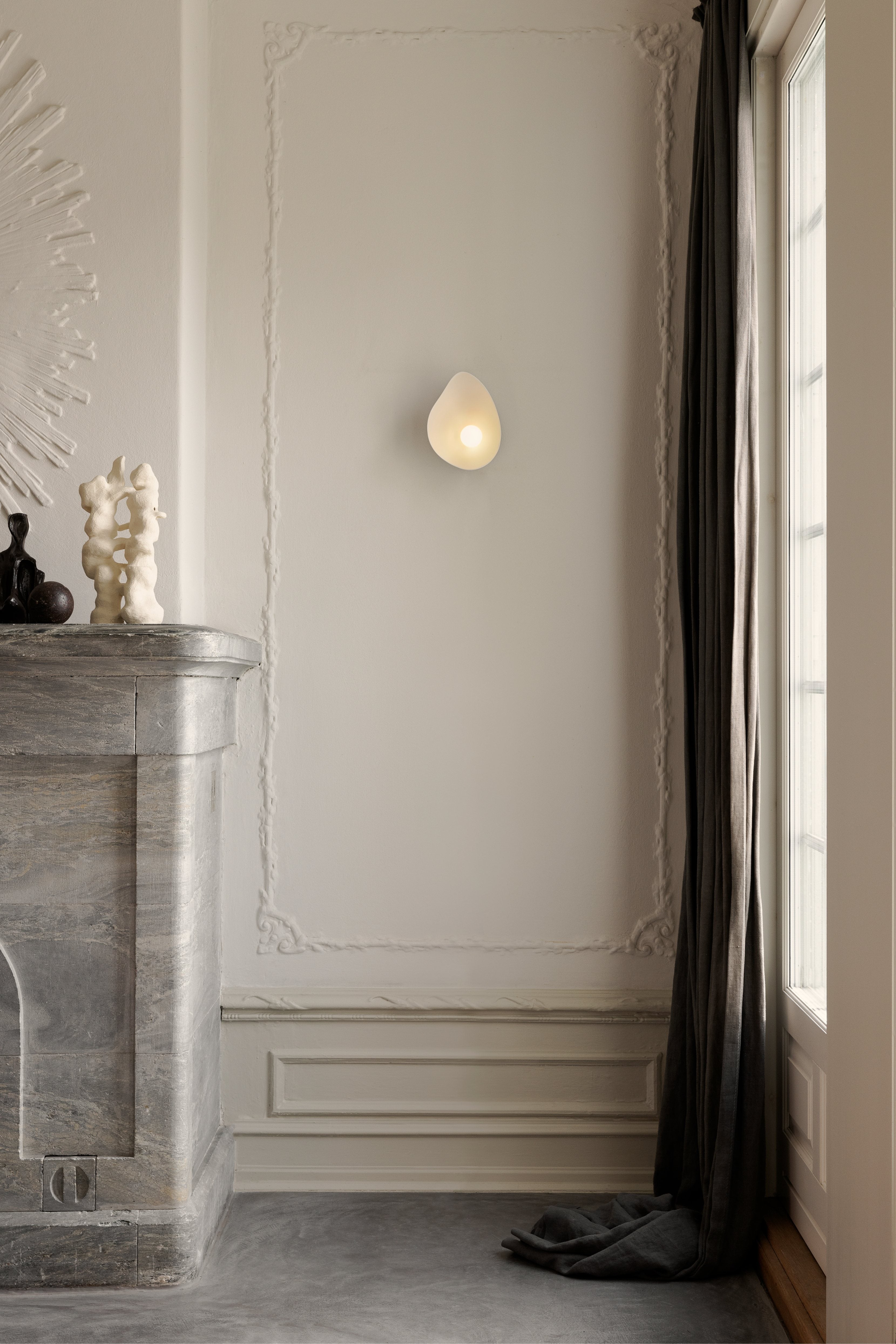 Lampa ścienna FLORII ciemnobrązowy z białym – Nuura