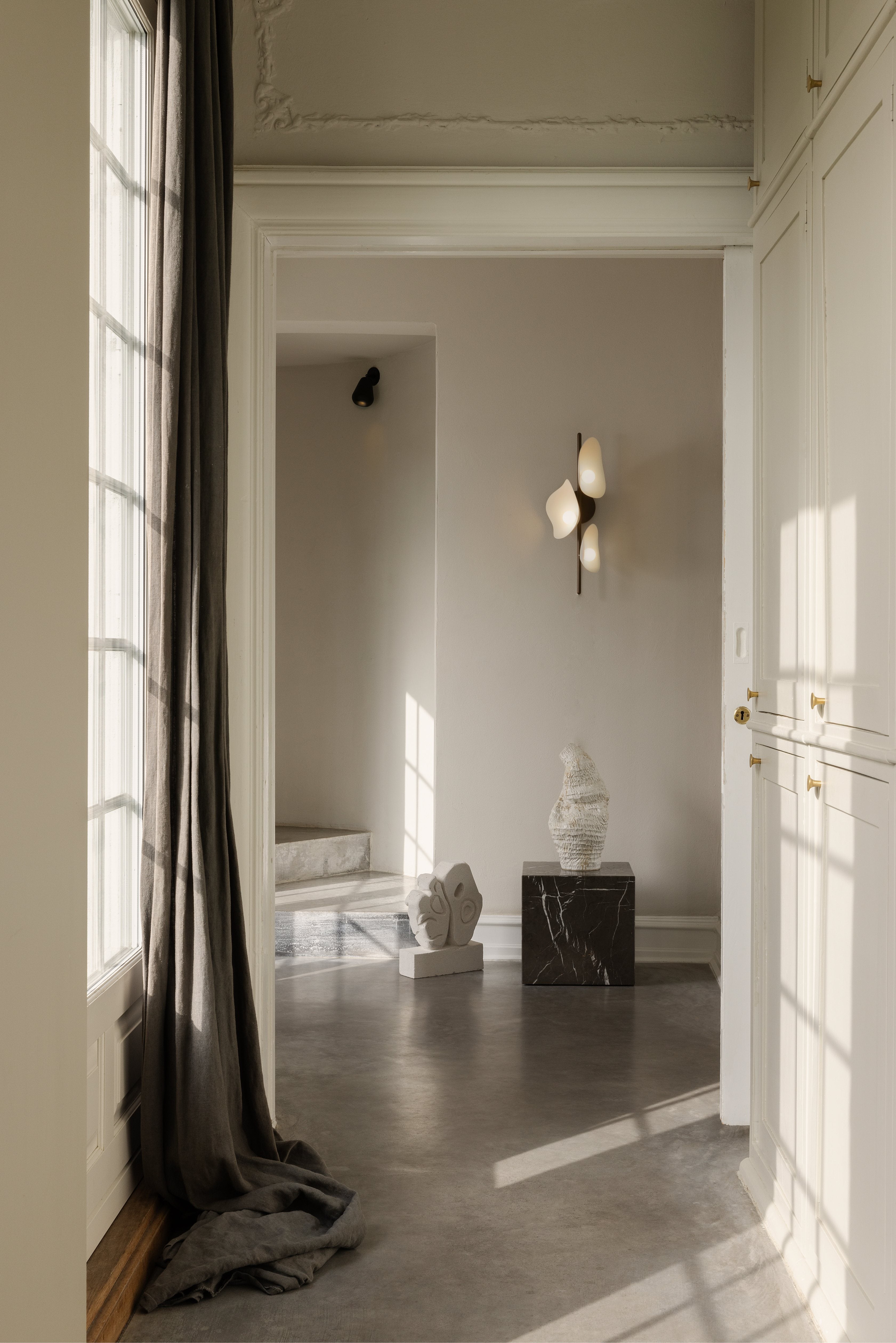 Lampa ścienna FLORII 3 ciemnobrązowy z białym – Nuura
