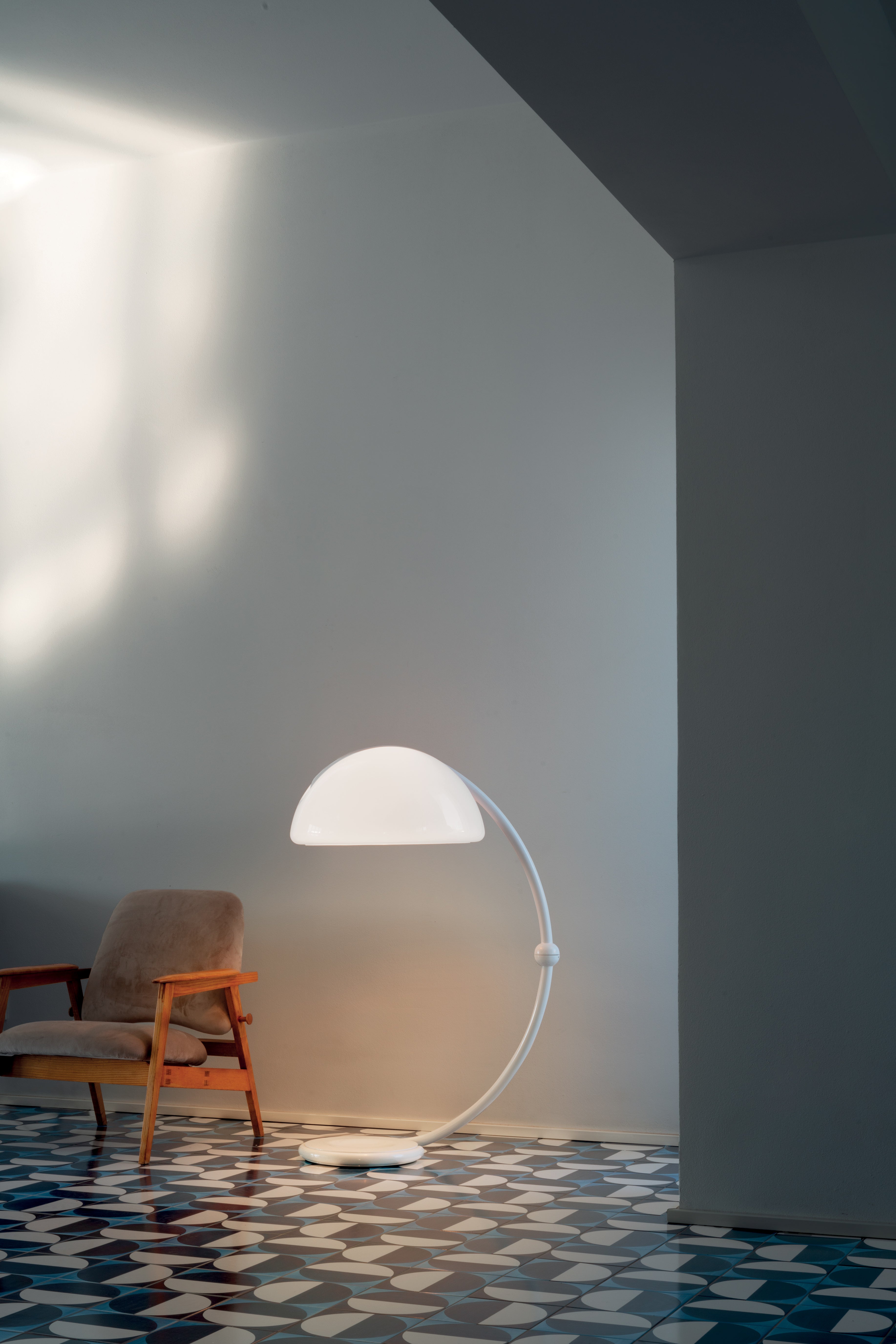 Lampa podłogowa SERPENTE opalowy klosz z białą podstawą