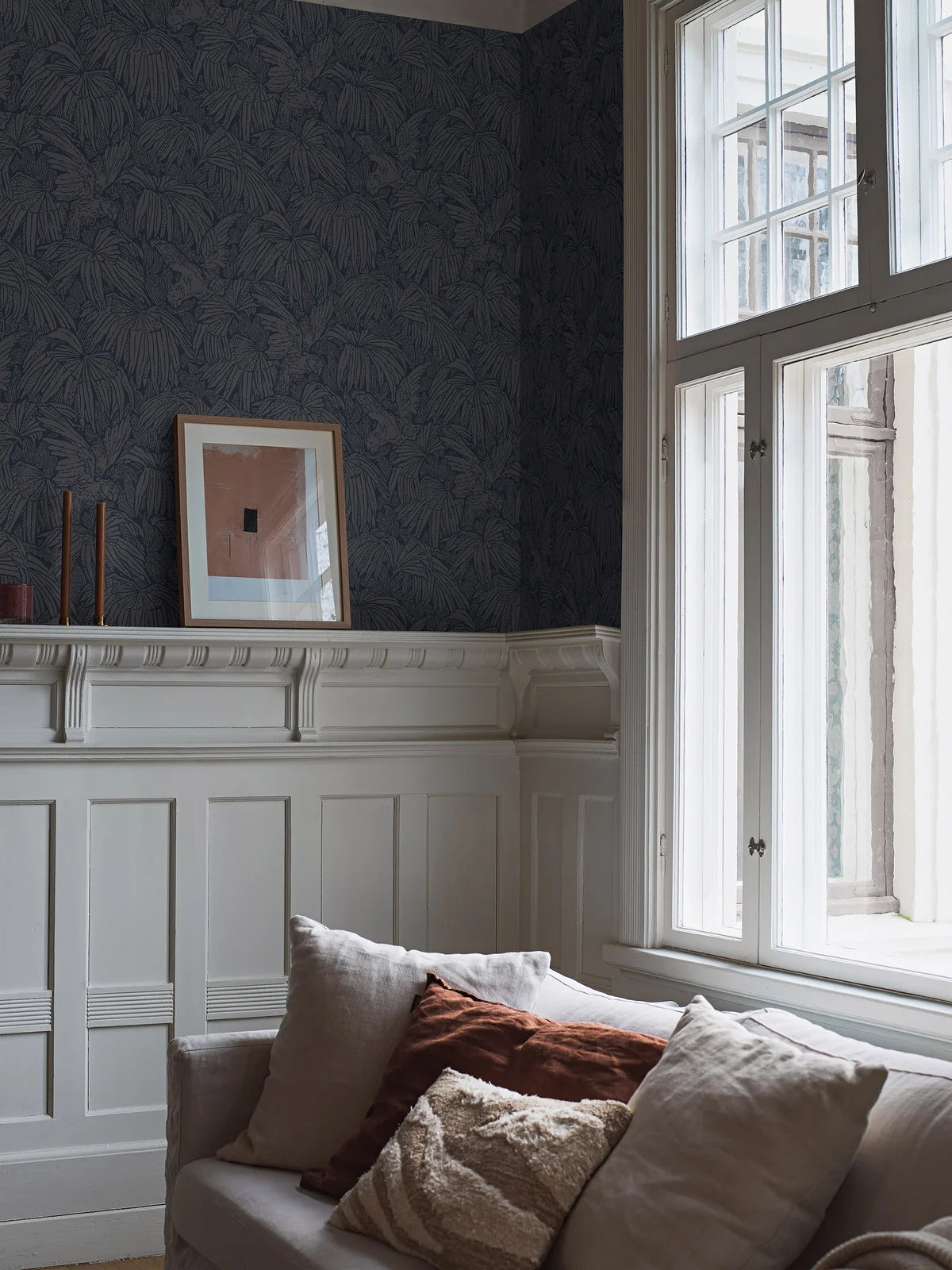 HIDDEN PARROT animal motif wallpaper in navy blue