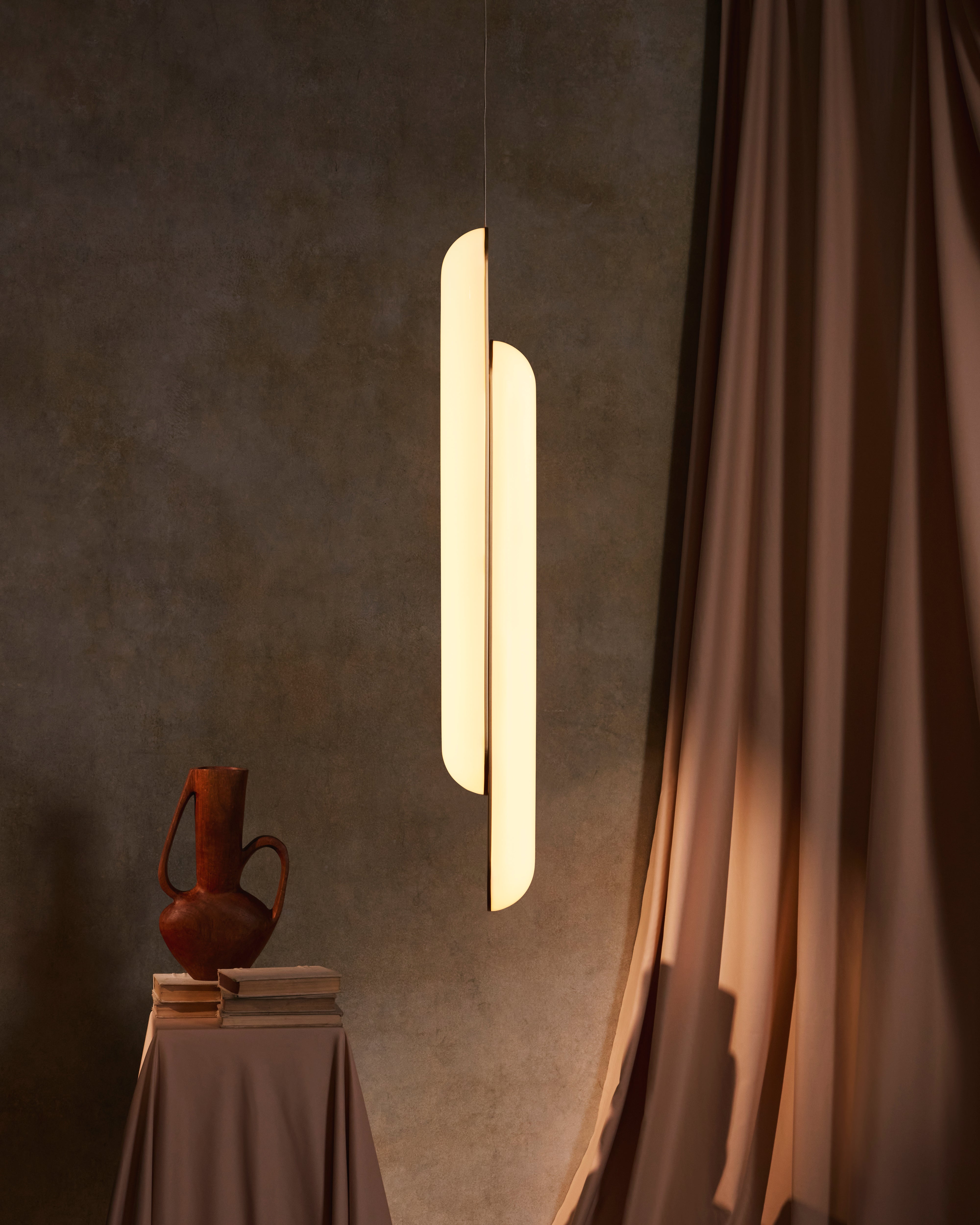 Lampa wisząca pionowa GEMINI opalowy klosz z mosiądzem