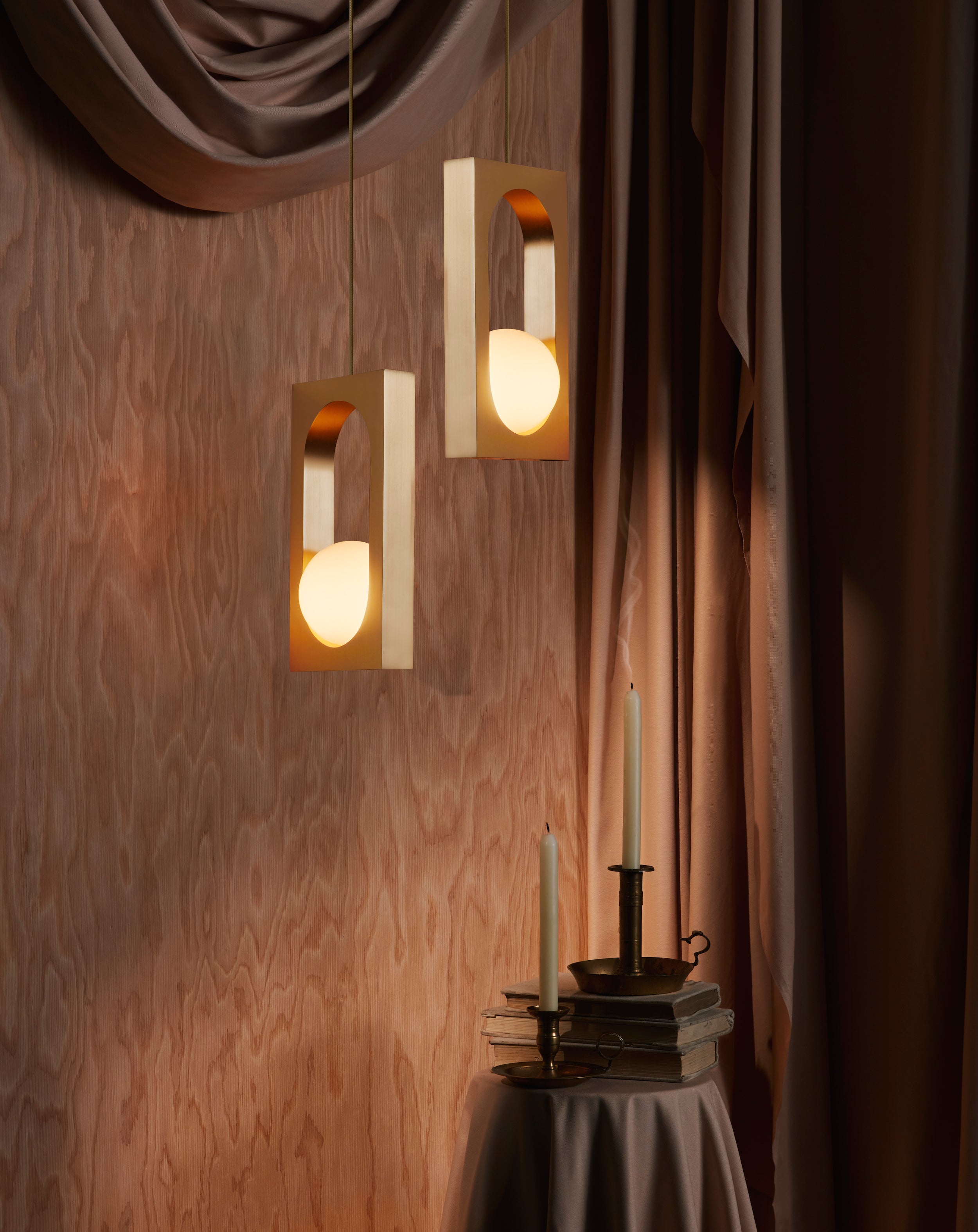 Lampa wisząca MYTHOS opalowy klosz z mosiądzem
