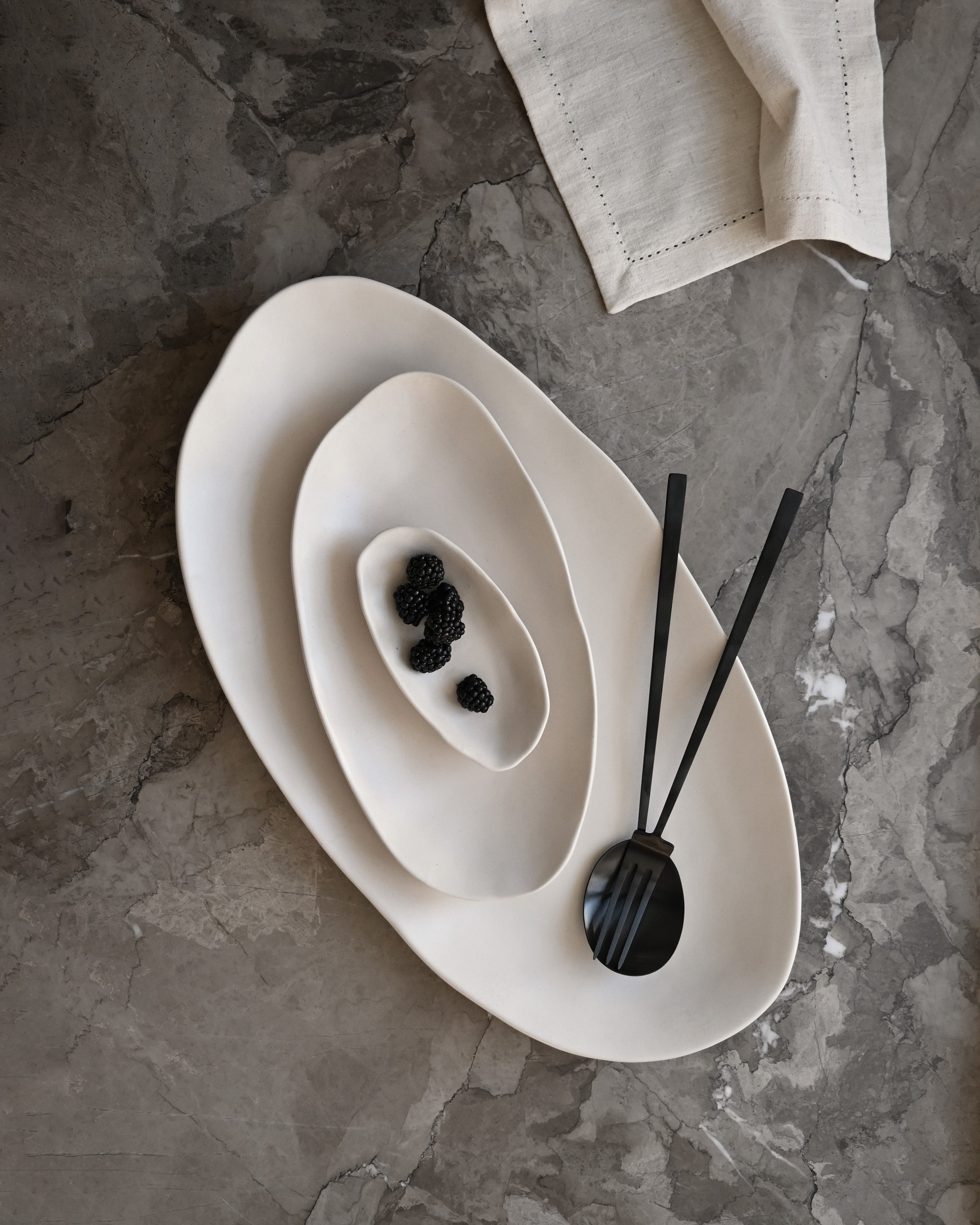 Zestaw owalnych tac NATIVE biała kamionka