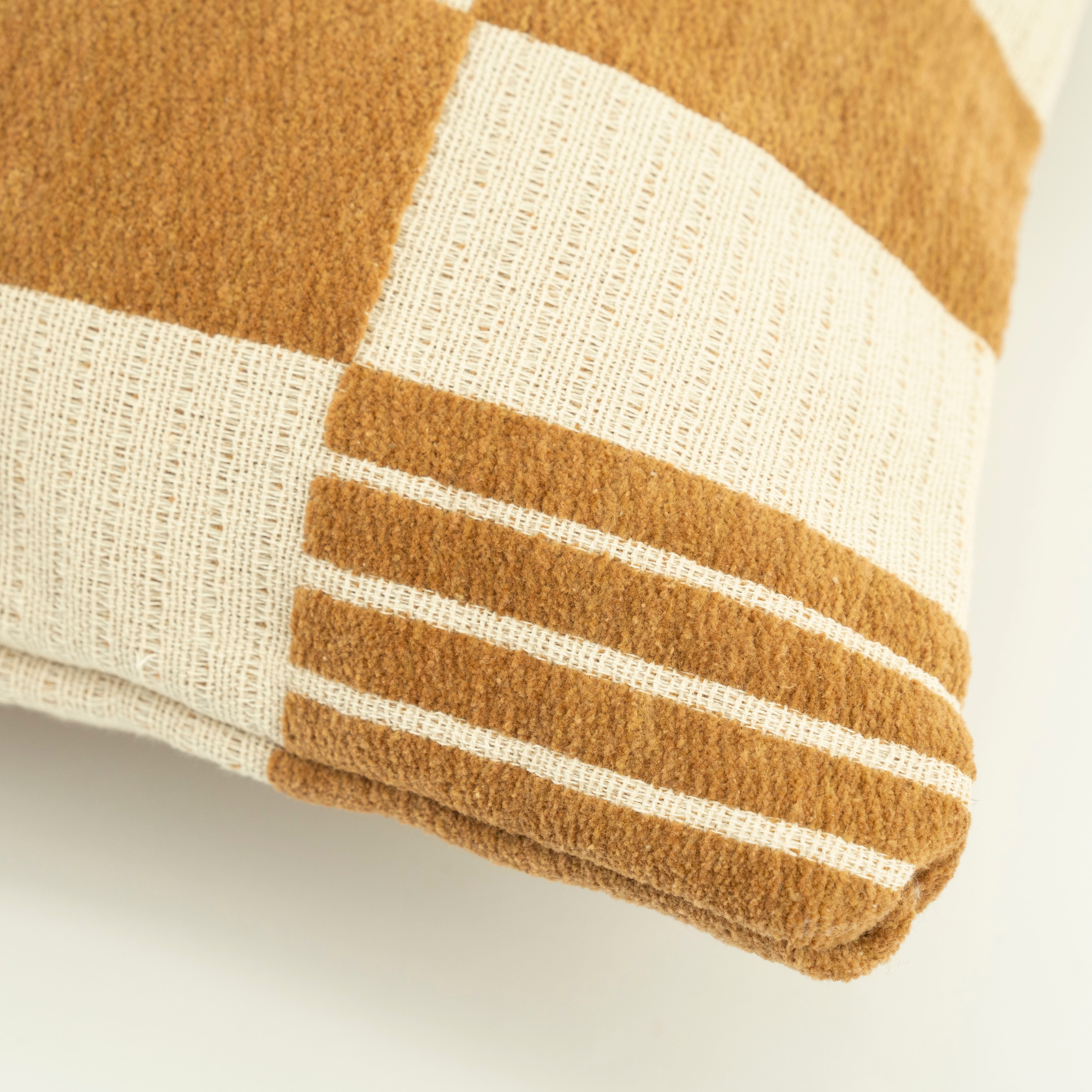 Poduszka TWIST musztardowy z beżowym