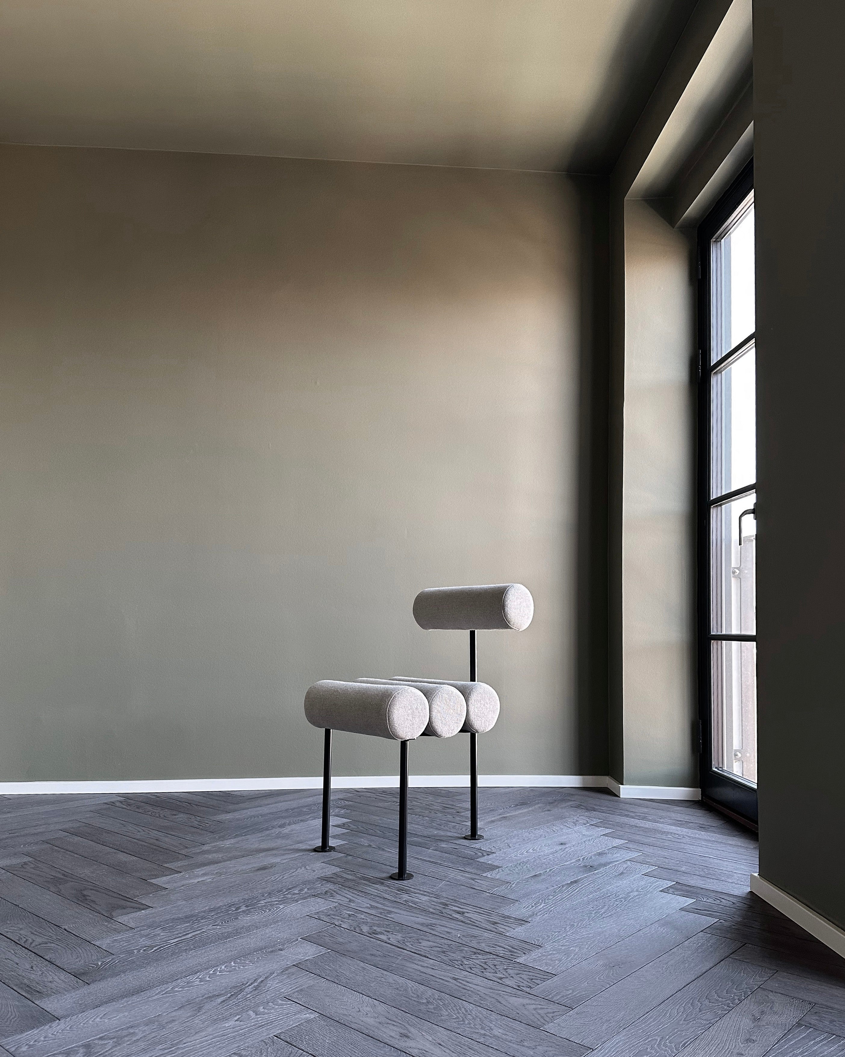 HIRO chair beige with black base