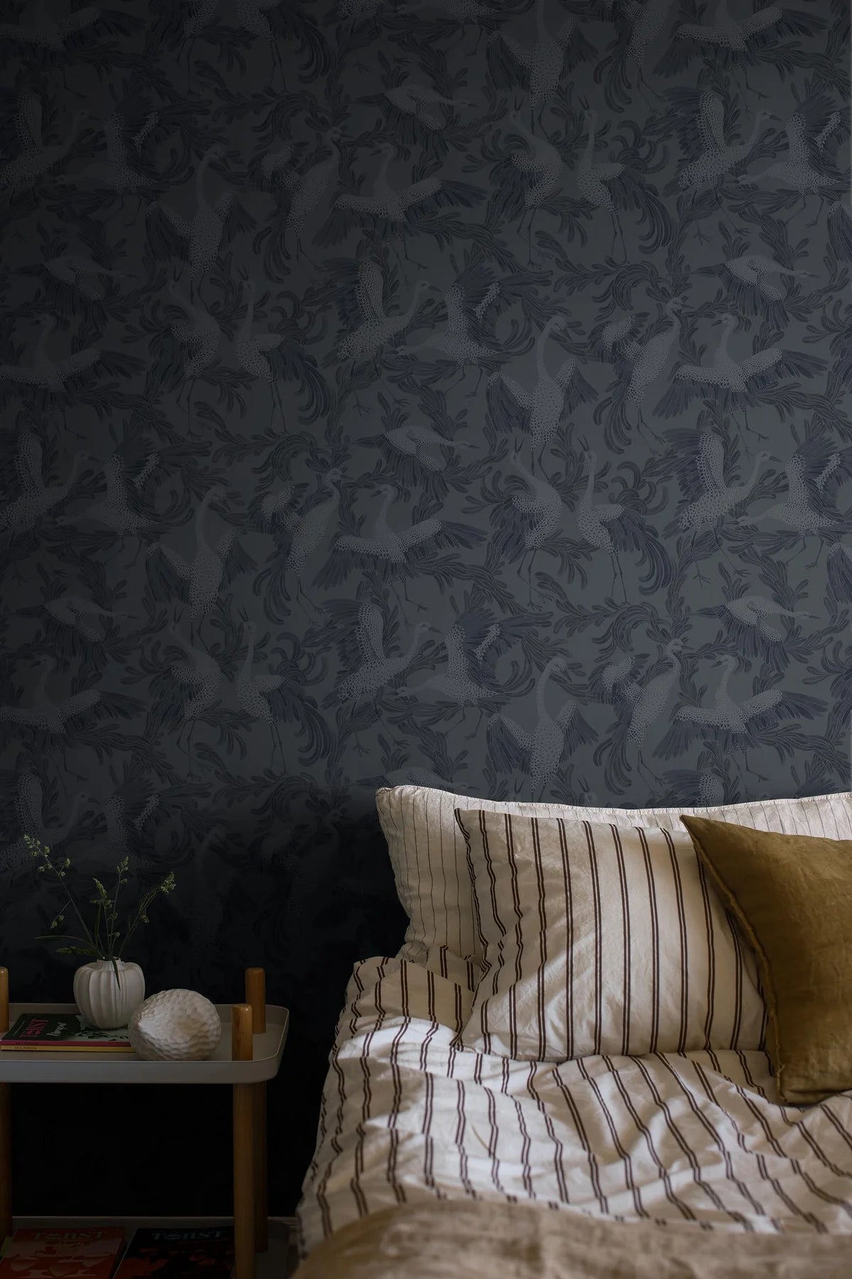 Tapeta z zwierzęcym motywem ptaków DANCING CRANE granatowy