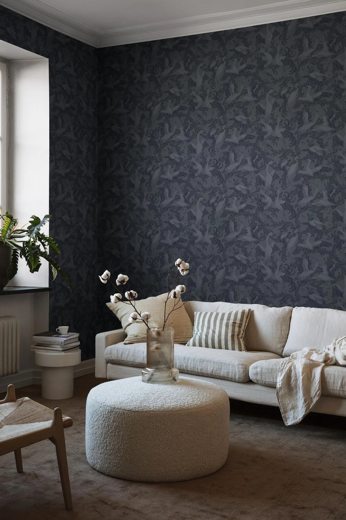 Tapeta z zwierzęcym motywem ptaków DANCING CRANE granatowy