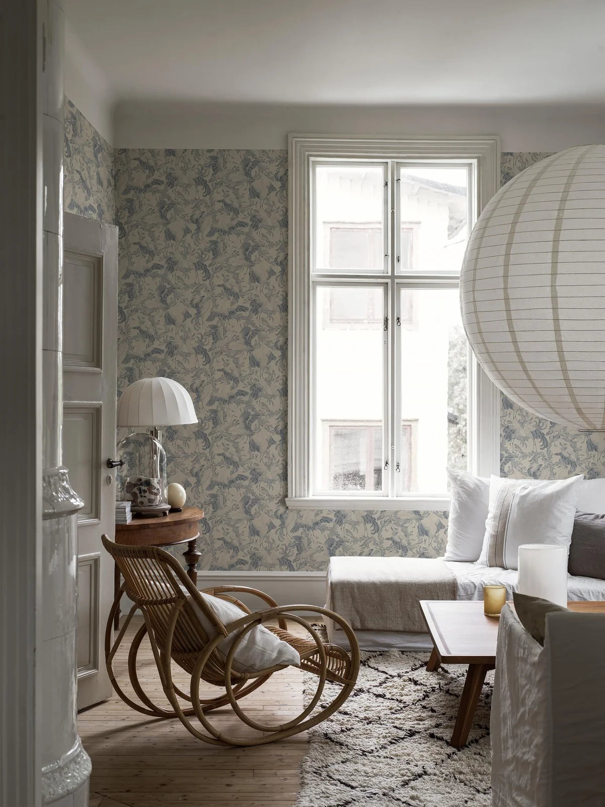 Tapeta z zwierzęcym motywem ptaków DANCING CRANE kremowy z niebieskim