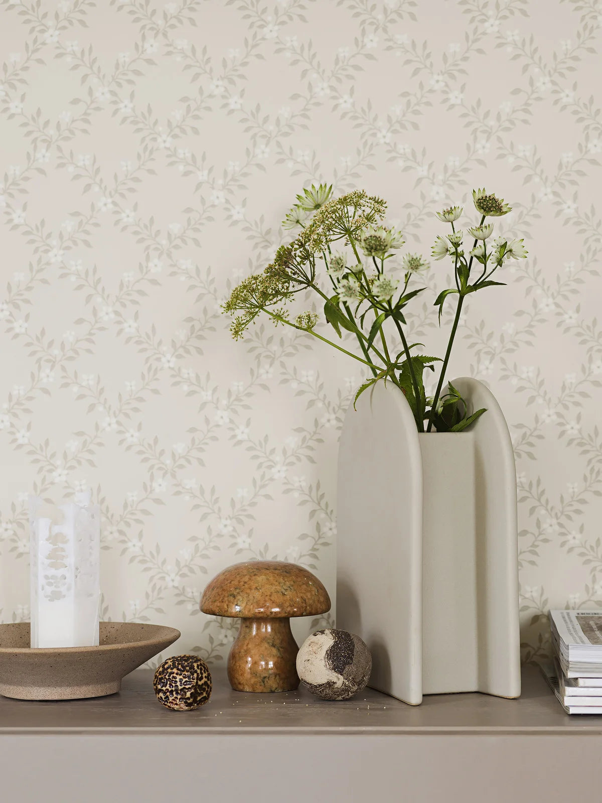 Beige floral motif wallpaper SOMMARSLÖJA with white