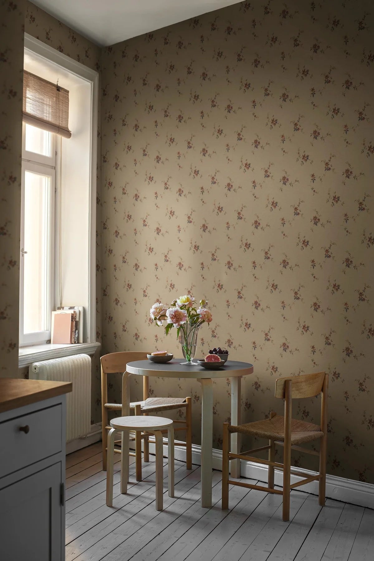 SAGA Brown Floral Pattern Wallpaper with Burgundy
