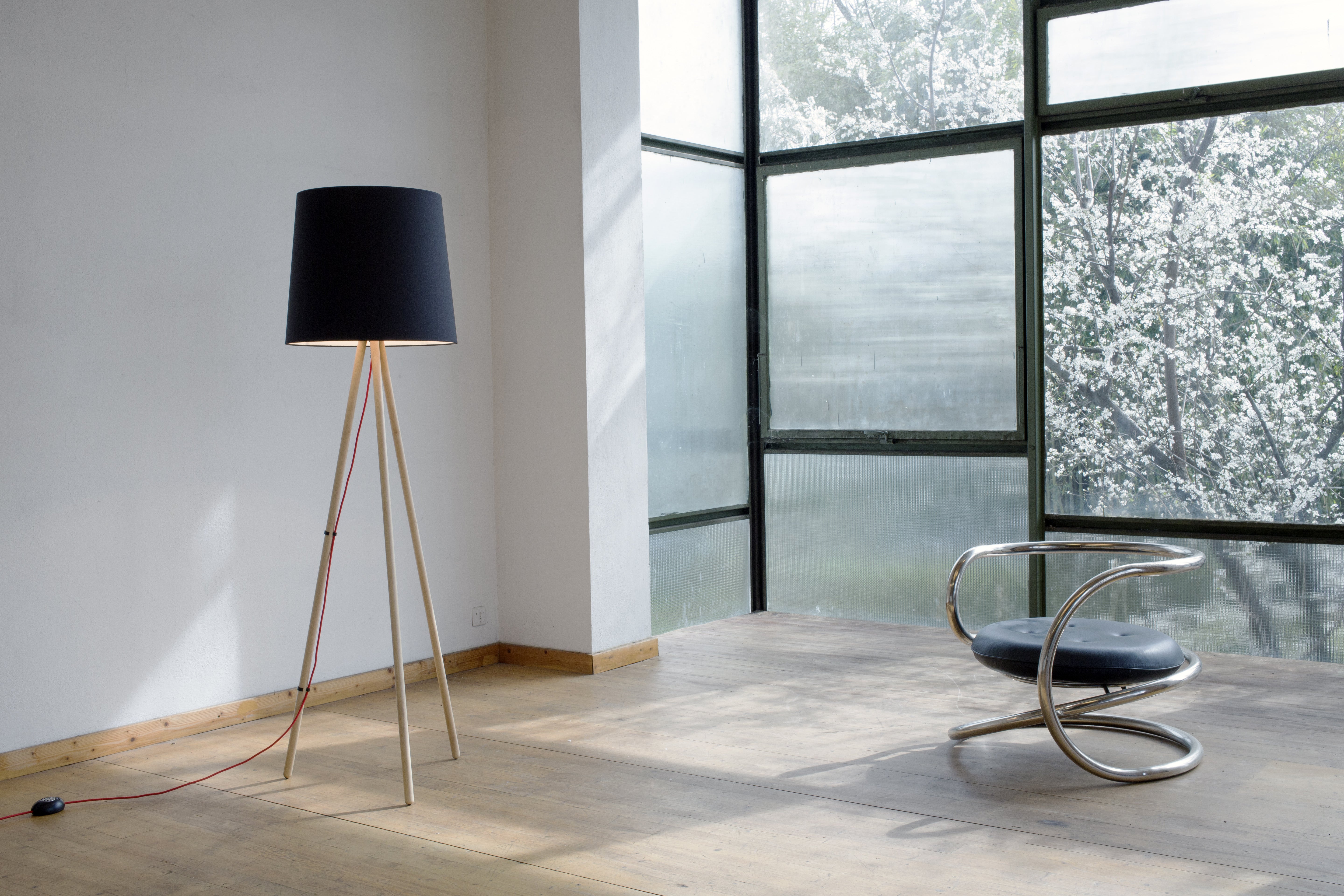 Lampa podłogowa EVA czarny klosz z czarną podstawą
