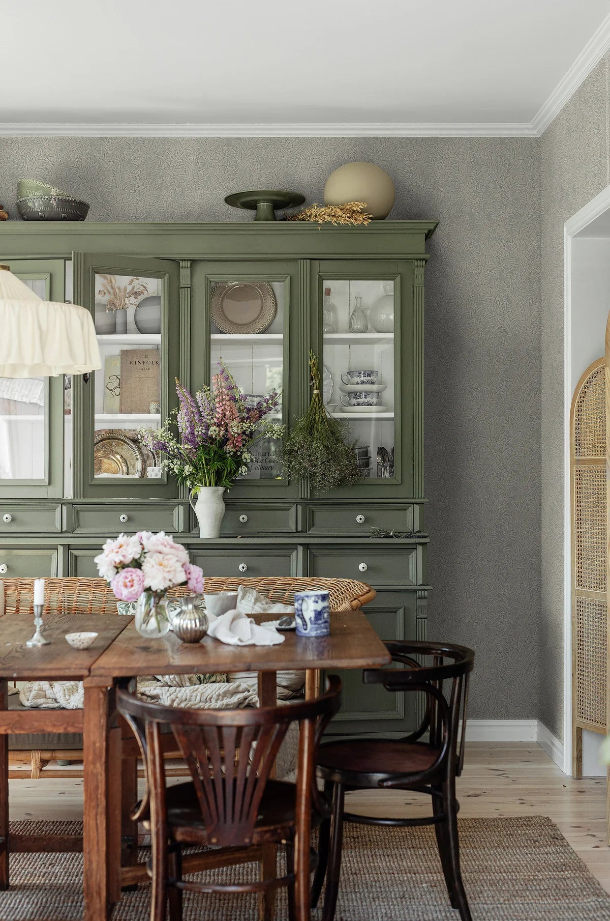 Tapeta z roślinnym wzorem liści MOLLY’S MEADOW zgaszony zielony z beżowym