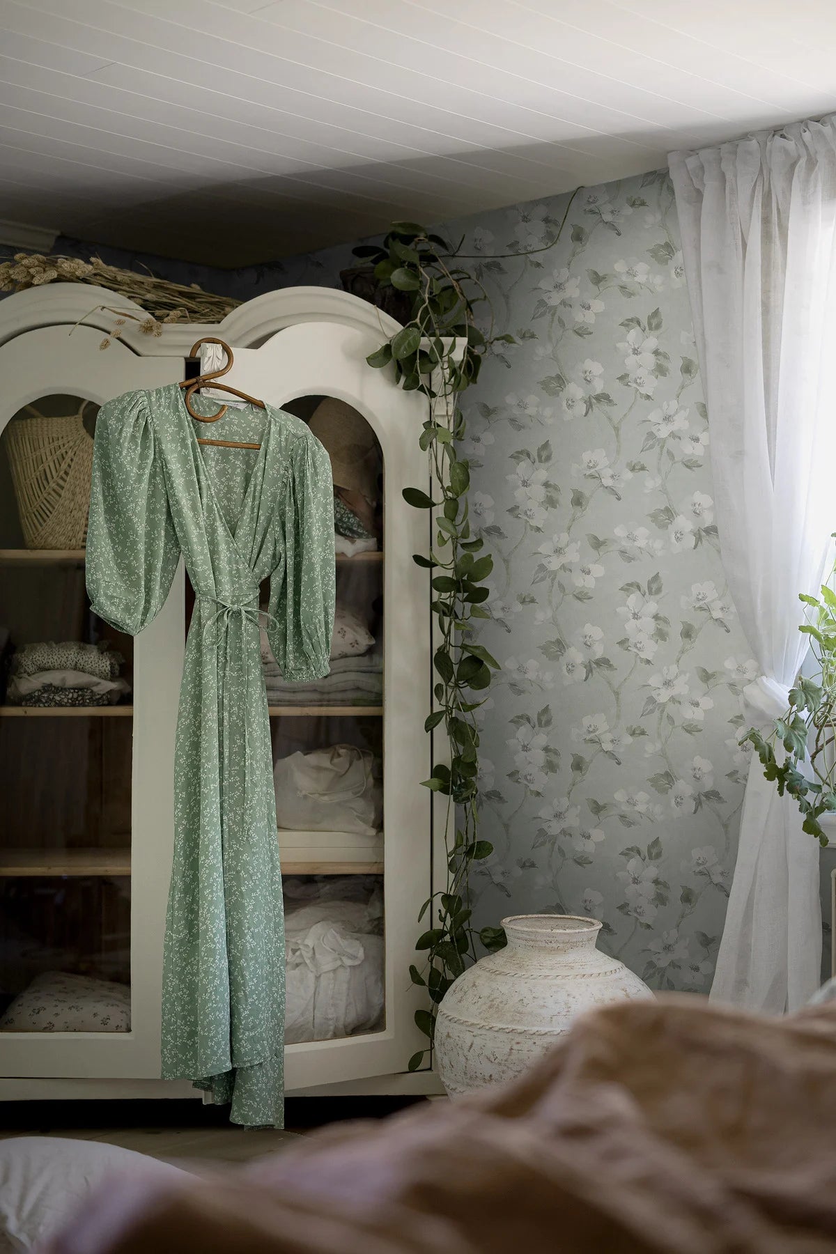 Tapeta z roślinnym wzorem kwiatów HELEN’S FLOWER szarozielony z białym