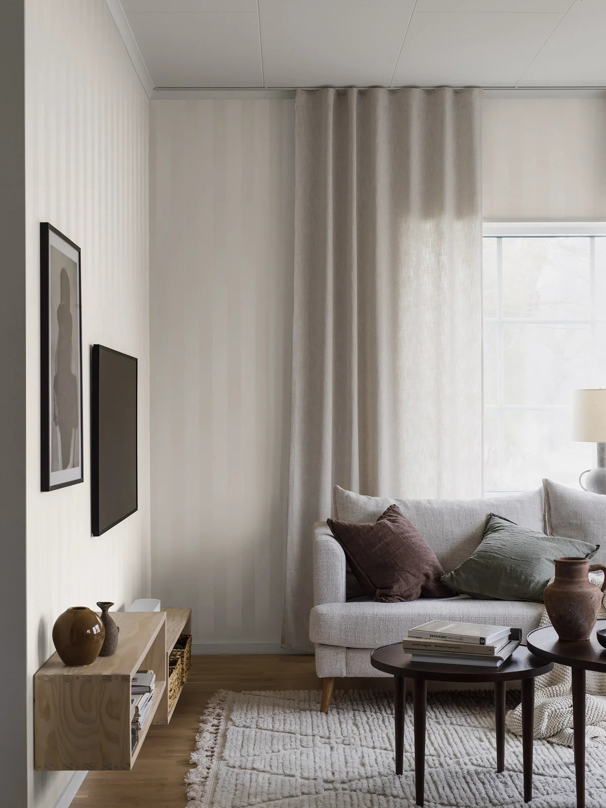 Tapeta flizelinowa papierowa w paski KARL biały z pudrowym różowym