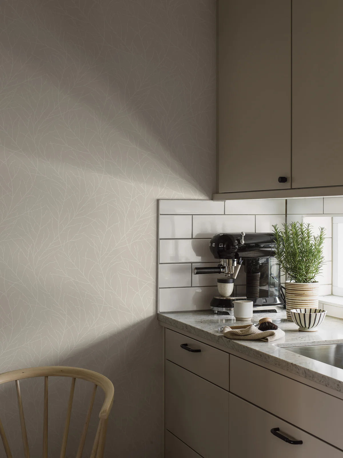 Tapeta flizelinowa papierowa z roślinnym wzorem IVAR beżowy