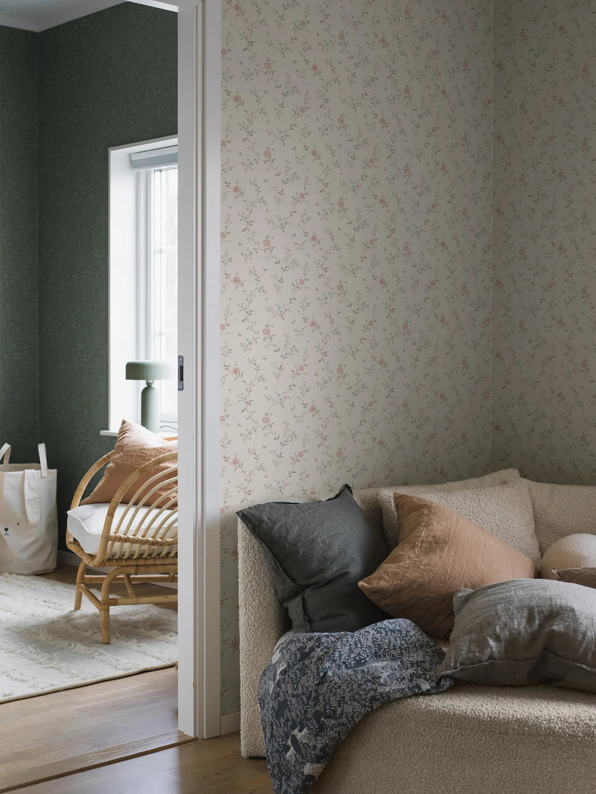 Tapeta flizelinowa papierowa z roślinnym wzorem VIKTORIA beżowy z zielonym