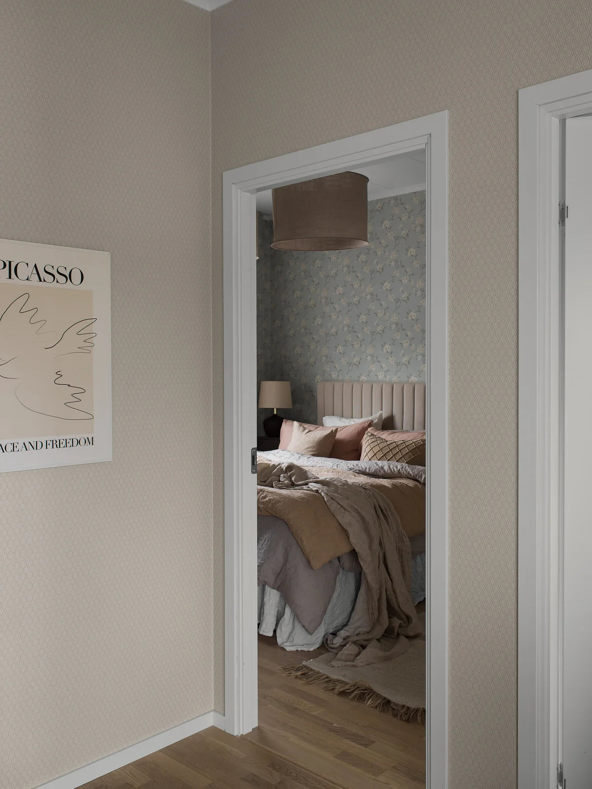 Tapeta flizelinowa papierowa z roślinnym wzorem MOA jasny brąz