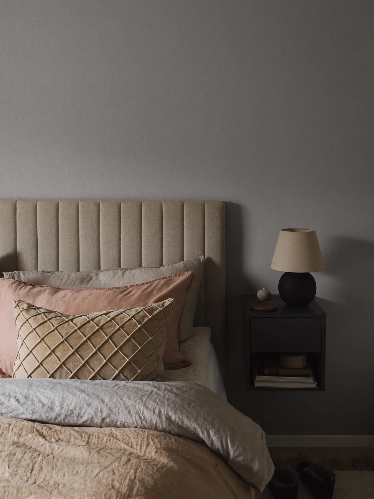 Tapeta flizelinowa papierowa strukturalna VEGA ciemny szary