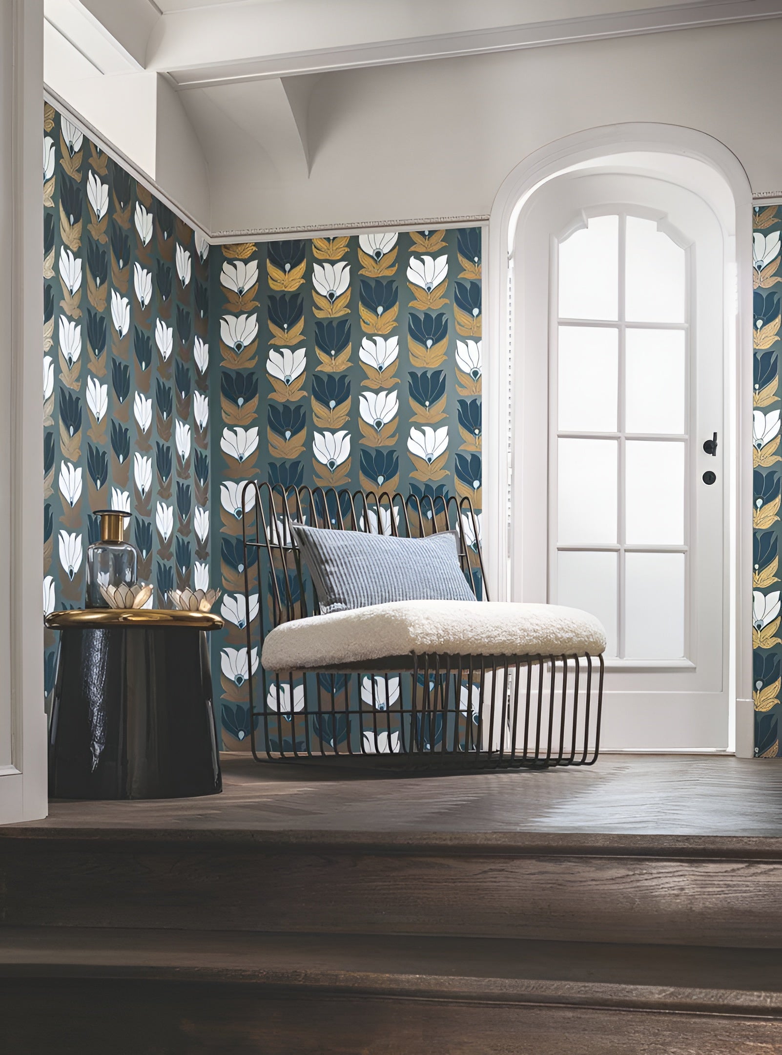 Tapeta z motywem roślinnym kwiatów DAUPHINE - BLANC/DORE biały ze złotym