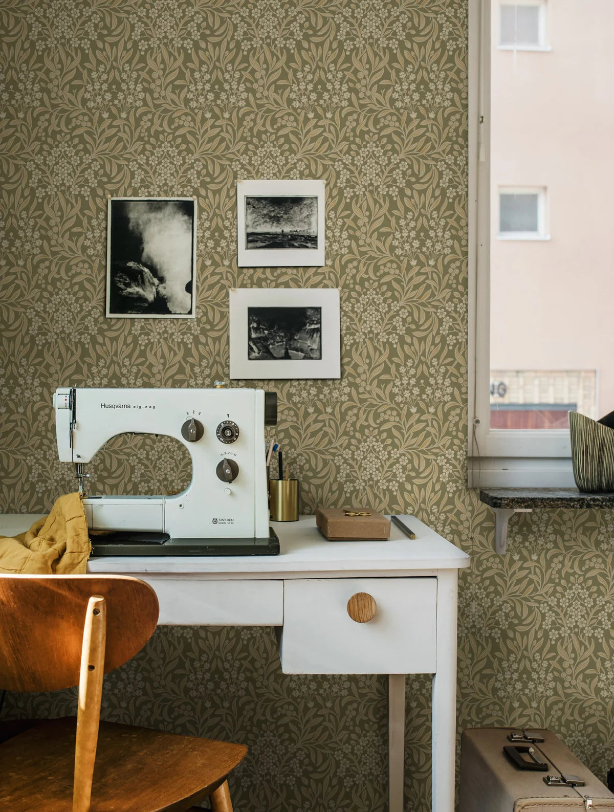 Tapeta flizelinowa papierowa z roślinnym wzorem KRYDDHYLLAN zielony z beżowym