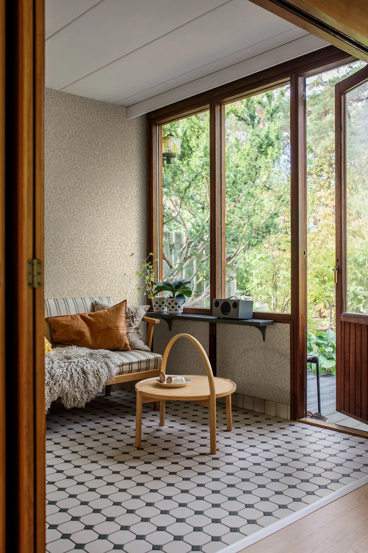 Tapeta flizelinowa papierowa z roślinnym wzorem KRYDDHYLLAN beżowy z kremowym