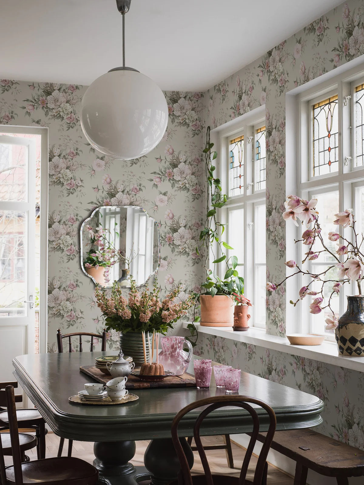 Tapeta flizelinowa papierowa z roślinnym wzorem FLORAL CHARM beżowy z różowym