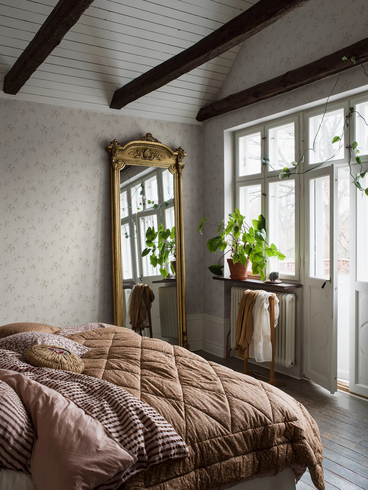 Tapeta flizelinowa papierowa z roślinnym wzorem VINTAGE ROSE jasnobeżowy