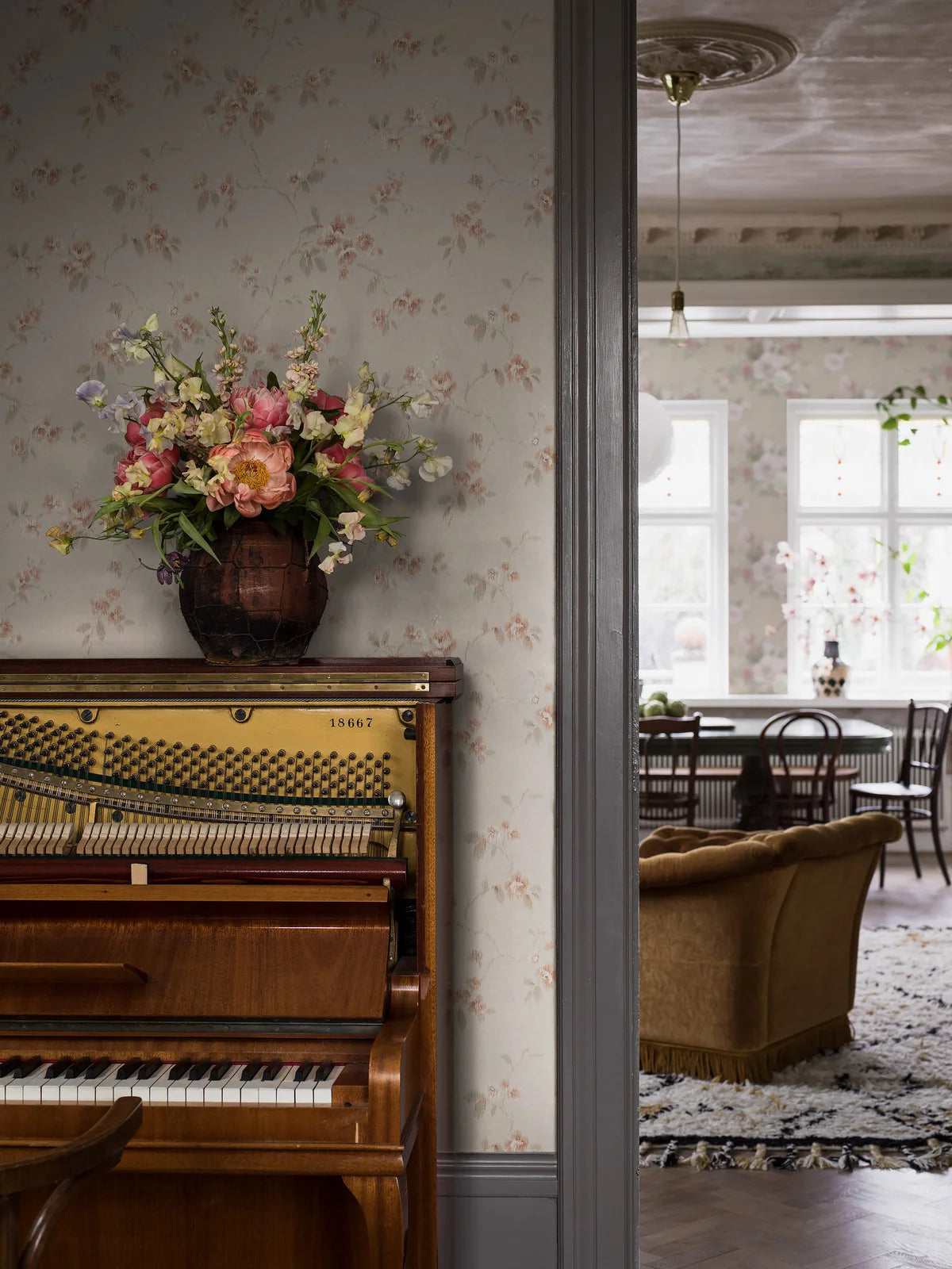 Tapeta flizelinowa papierowa z roślinnym wzorem VINTAGE ROSE beżowy z różowy