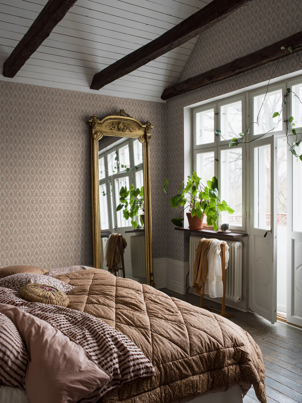 ETERNAL FLOWER Pink Medallion Pattern Wallpaper