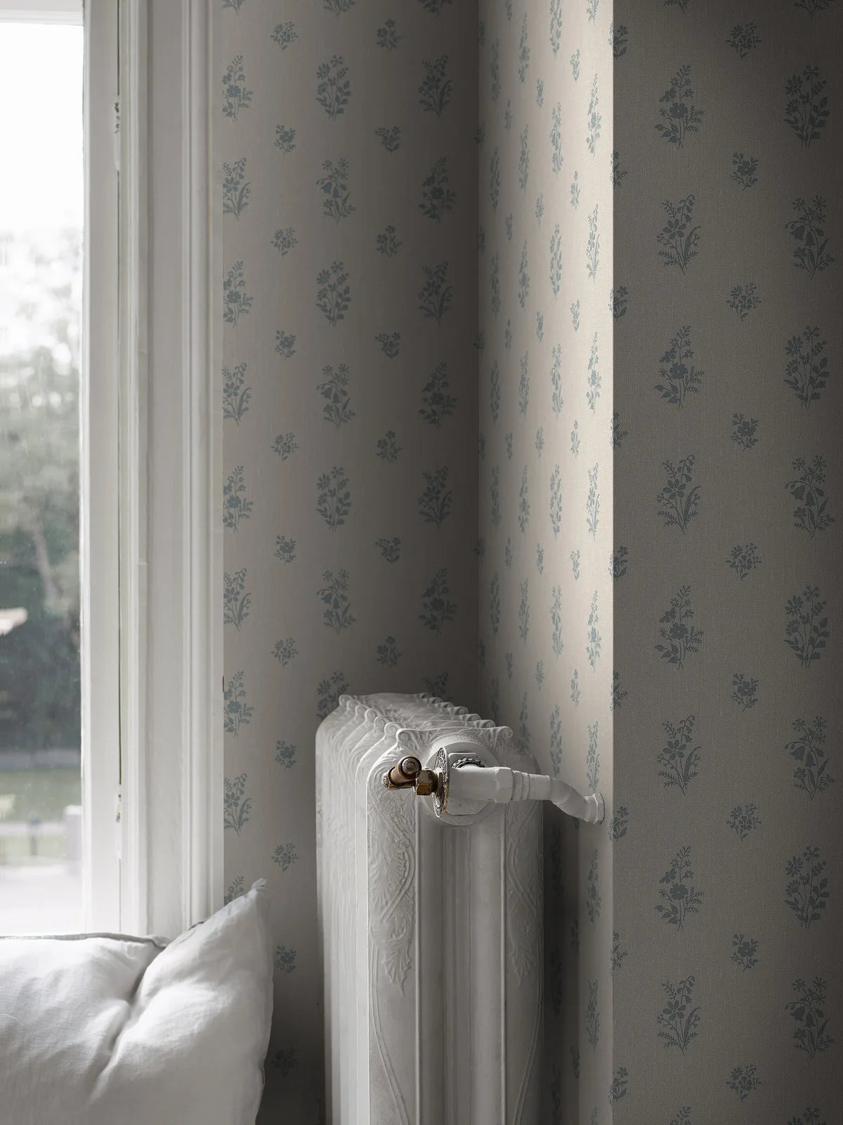 Tapeta flizelinowa papierowa z roślinnym wzorem PETIT FLEURS beżowy z błękitnym