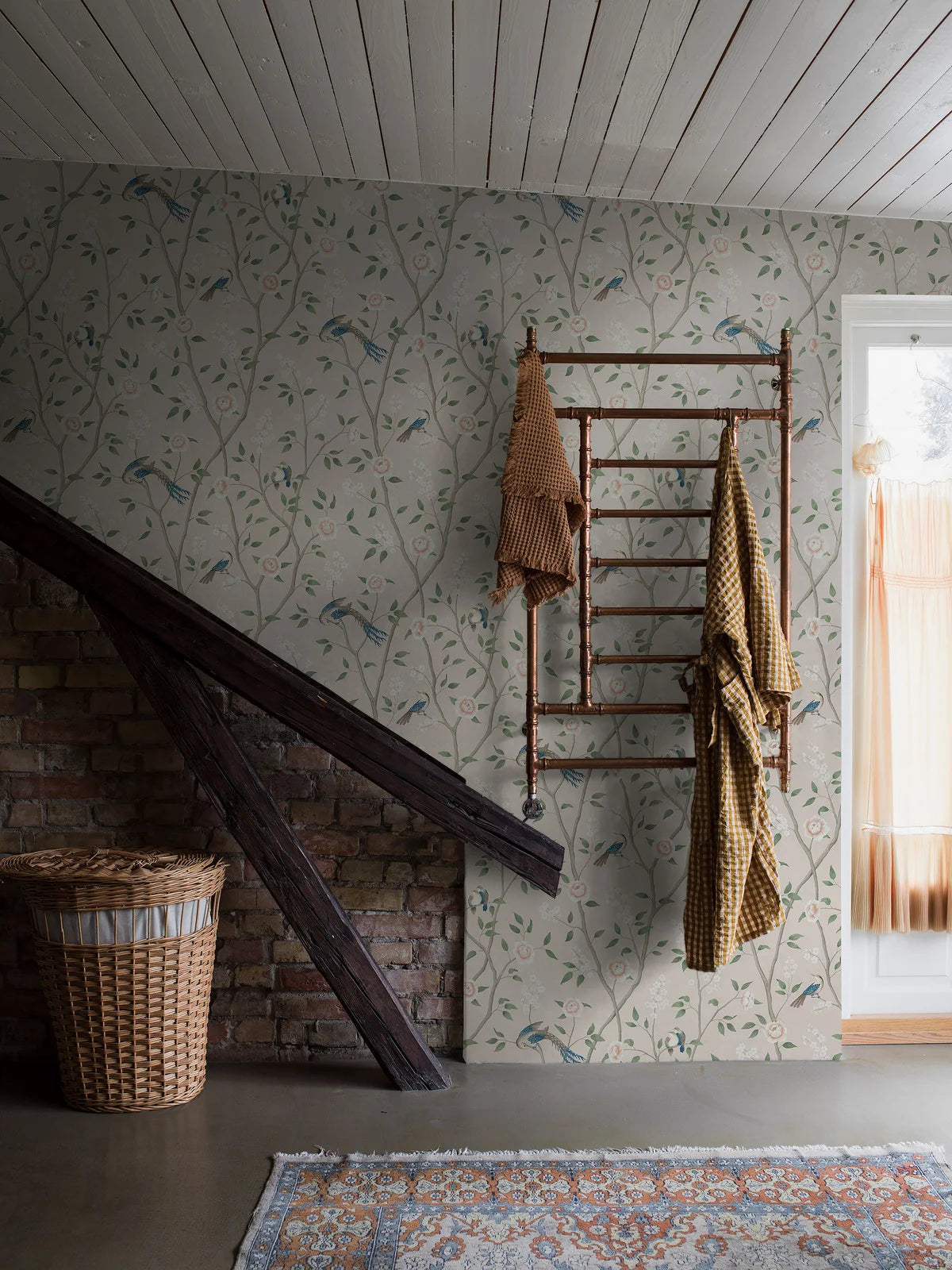 Tapeta flizelinowa papierowa z roślinnym wzorem PARADISE BIRDS beżowy z zielonym i różowym