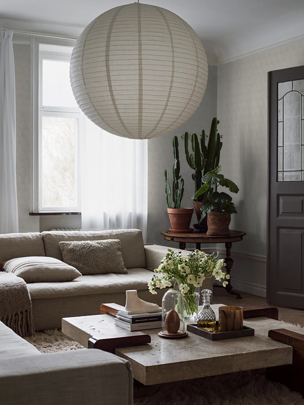 Wallpaper with a geometric pattern of arches GOLDEN ARCHES broken white