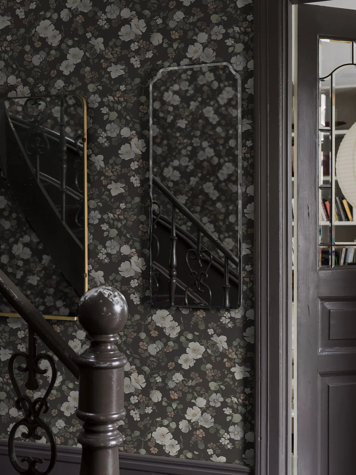 Vlies-Tapete mit pflanzlichem Muster ENCHANTING FLOWER braun mit weißem