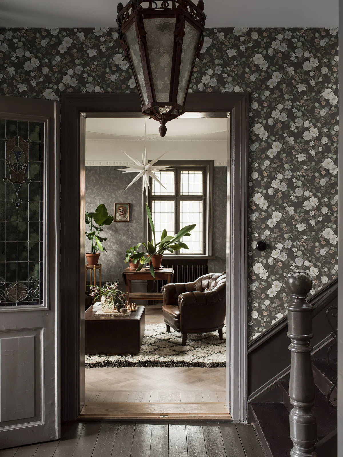 Vlies-Tapete mit pflanzlichem Muster ENCHANTING FLOWER braun mit weißem