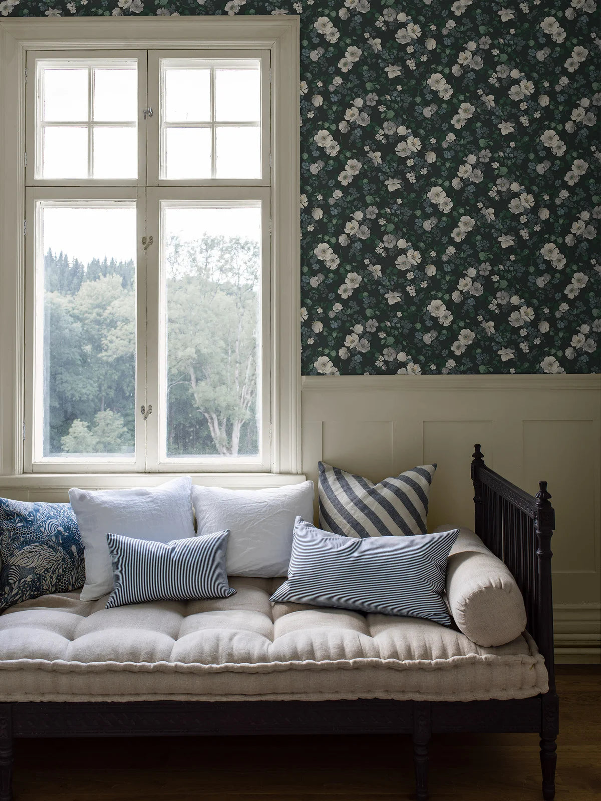 Vlies-Tapete mit pflanzlichem Muster ENCHANTING FLOWER dunkelgrau mit Weiß