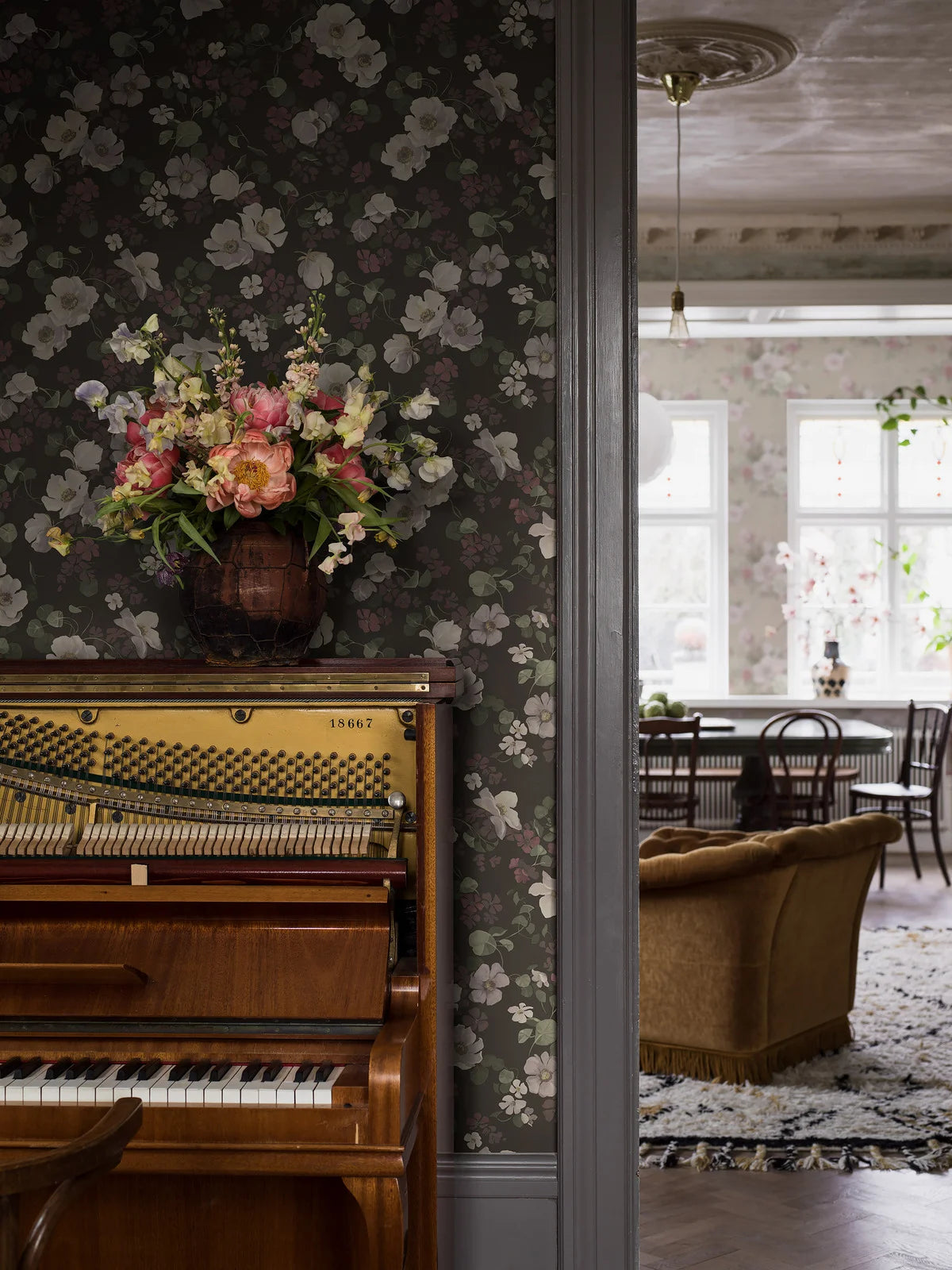 Vlies-Tapete mit pflanzlichem Muster ENCHANTING FLOWER in gedämpftem Braun mit Weiß