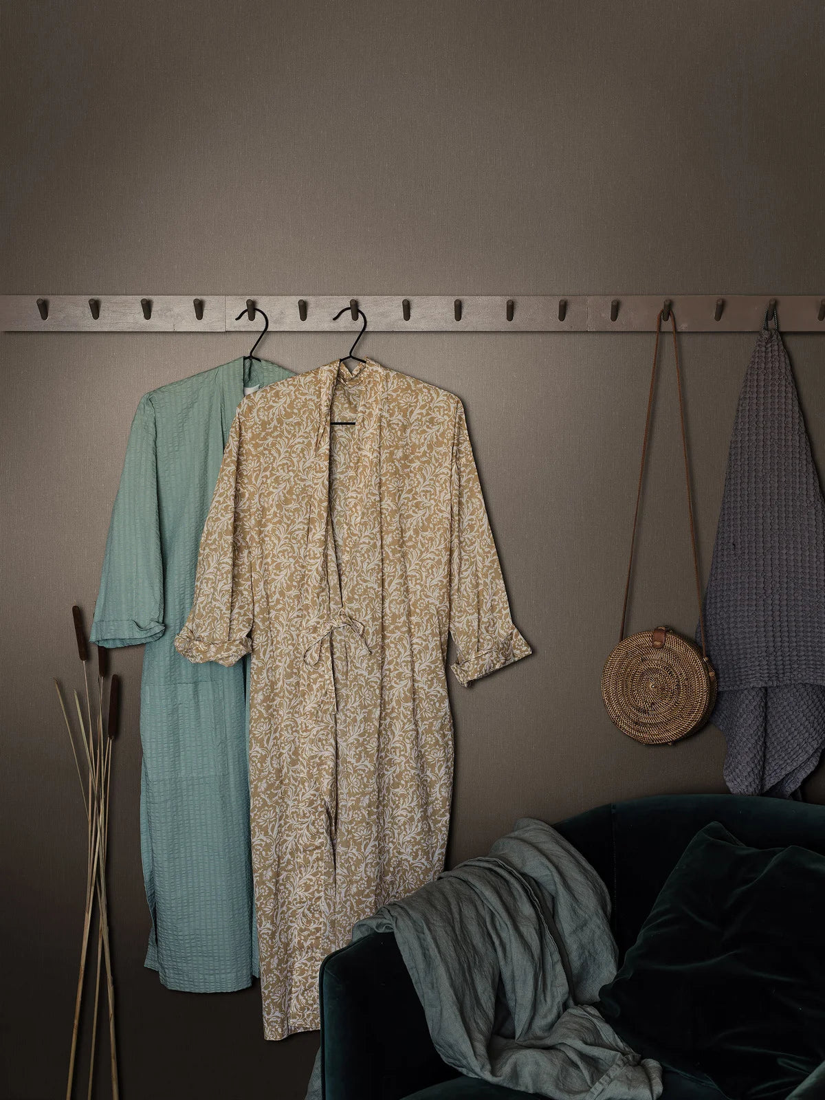 Tapeta strukturalna imitująca len LINEN - VINTAGE WOOD ciepły brązowy