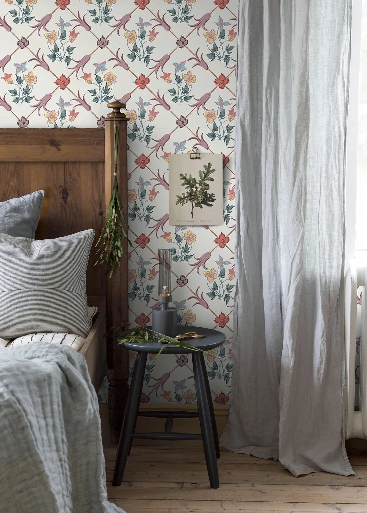 Tapeta flizelinowa papierowa z roślinnym wzorem TESSIN biały z lawendowym i zielonym