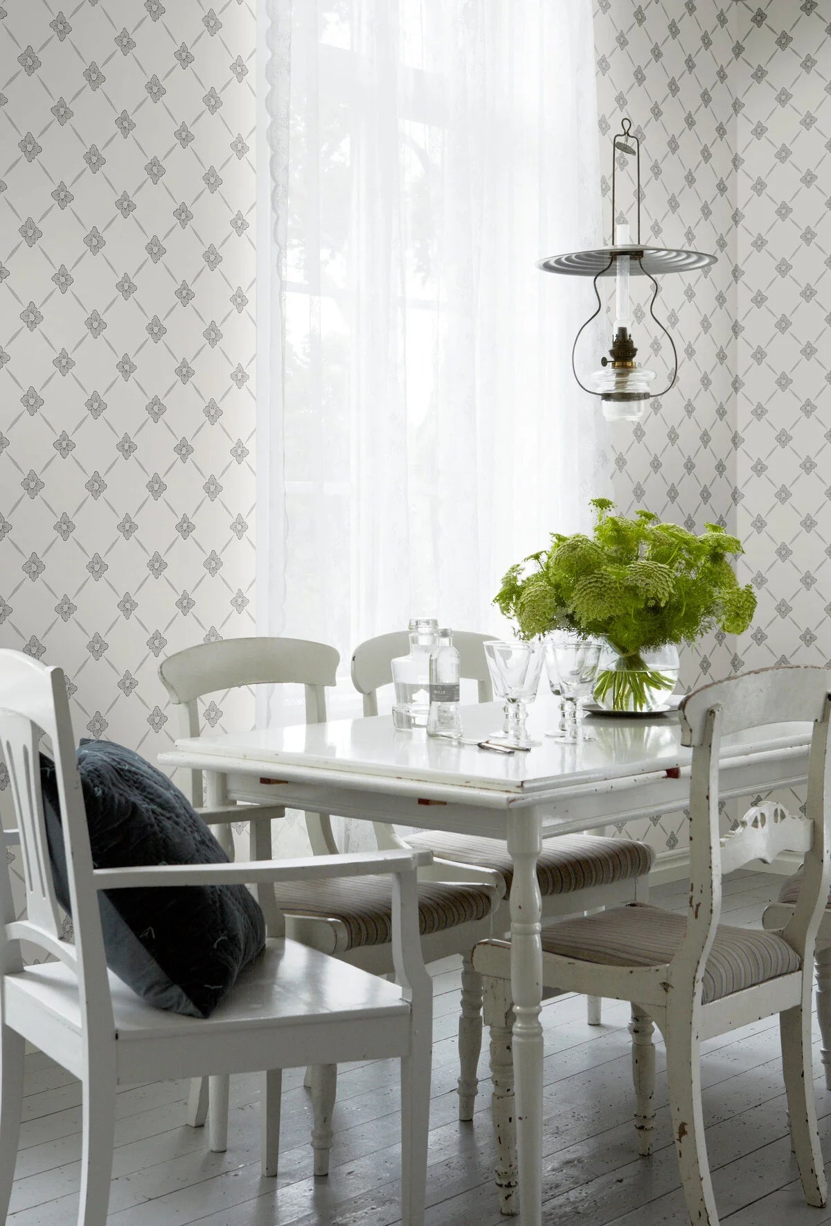 Tapeta flizelinowa papierowa z roślinnym wzorem LINNÉ ciepły biały z szarobeżowym