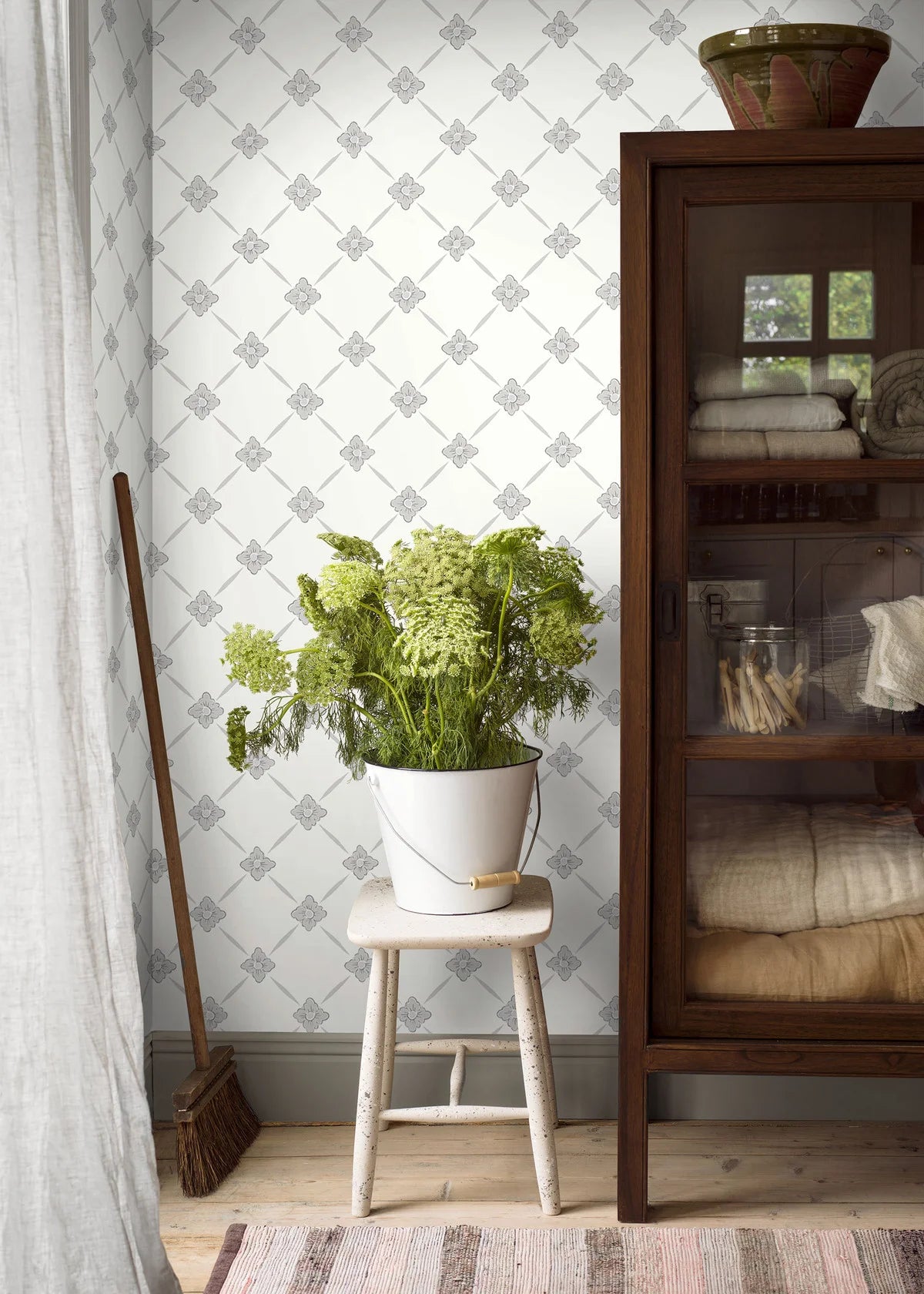 Tapeta flizelinowa papierowa z roślinnym wzorem LINNÉ ciepły biały z szarobeżowym