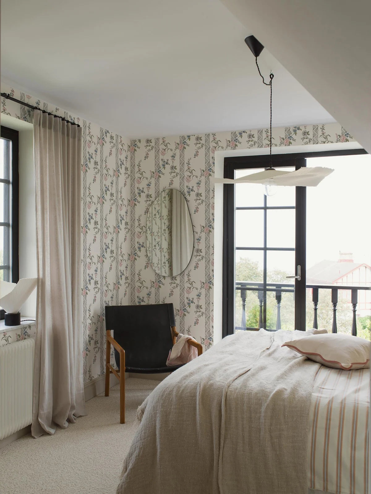 Tapete mit gestreiftem Pflanzenmuster SLOTTSTEATERN weiß mit grau