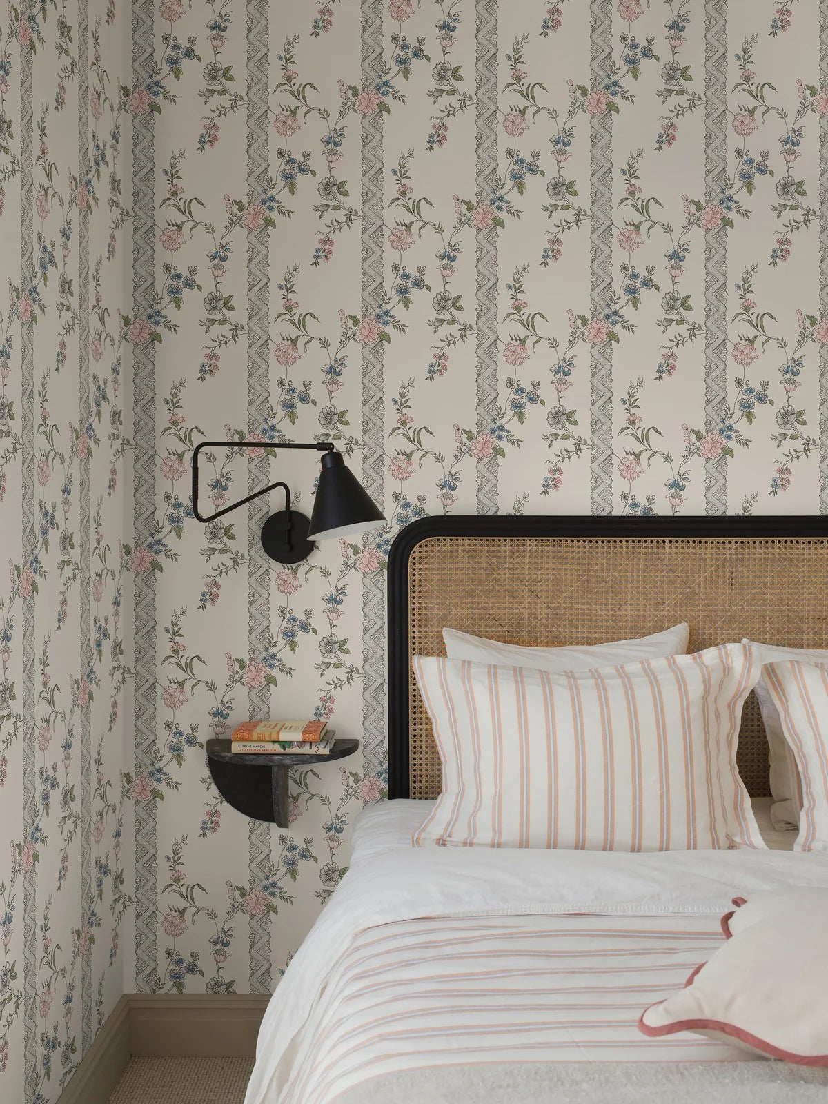 Tapete mit gestreiftem Pflanzenmuster SLOTTSTEATERN weiß mit grau
