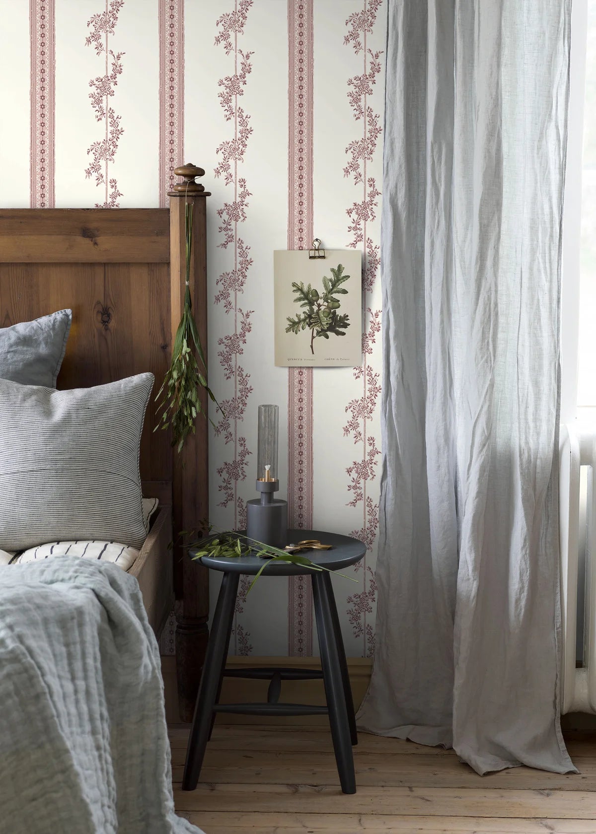 Tapeta flizelinowa papierowa z roślinnym wzorem DROTTNINGHOLM różowy z kremowym