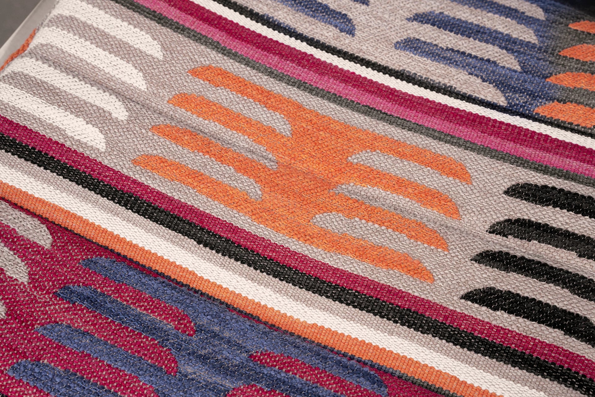 Krzesło biurowe 452 - TODOS SANTOS niebieskim i pomarańczowym z metalową podstawą