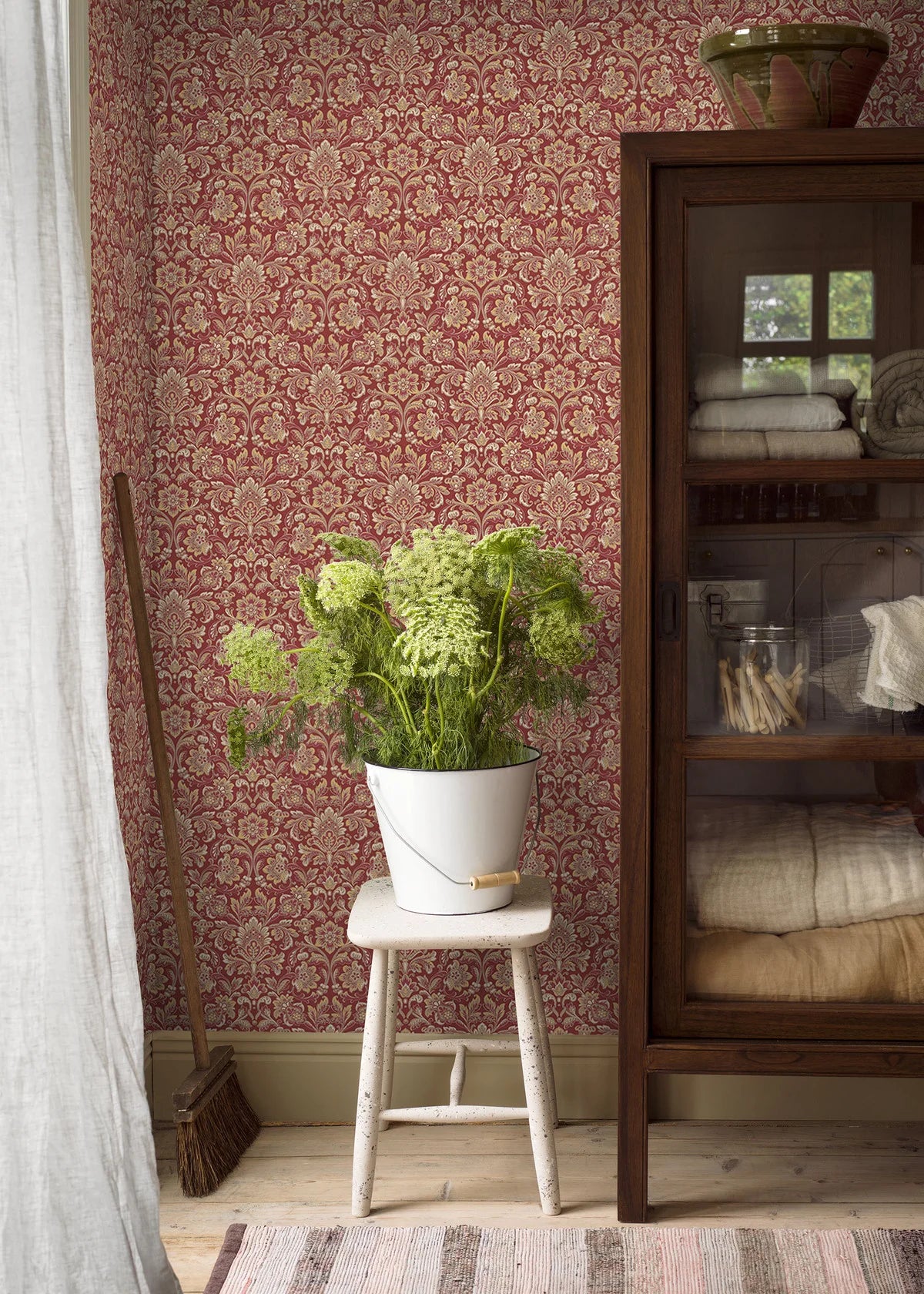 Tapeta flizelinowa papierowa z roślinnym wzorem FOGLAVIK bordowy ze złotym